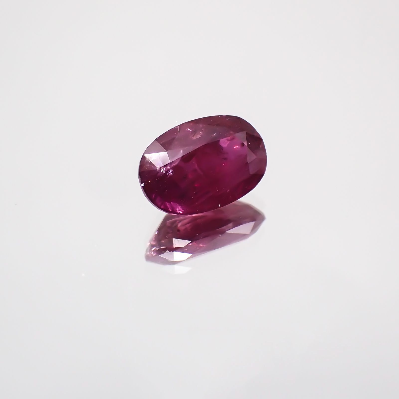 パープルサファイア(宝石名パープル・サファイア) カシミール地方産 1.633ct ソ付(彩珠)[210310235]8.4×5.6mm前後