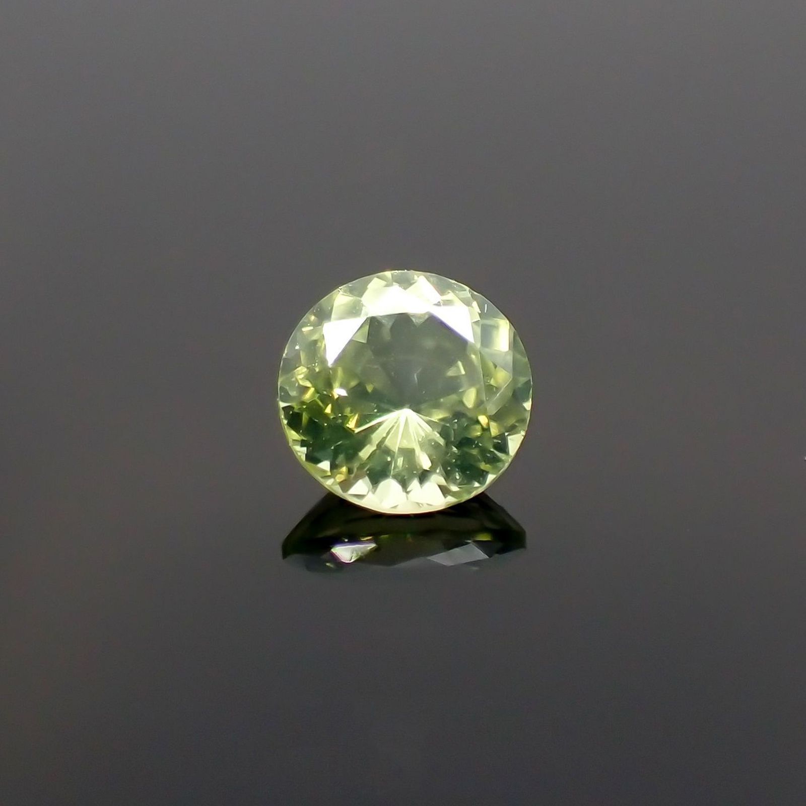 クリソベリル(宝石名クリソベリル)マダガスカル産 識別済 0.34ct / 4.2x4.2mm前後 [220114489]