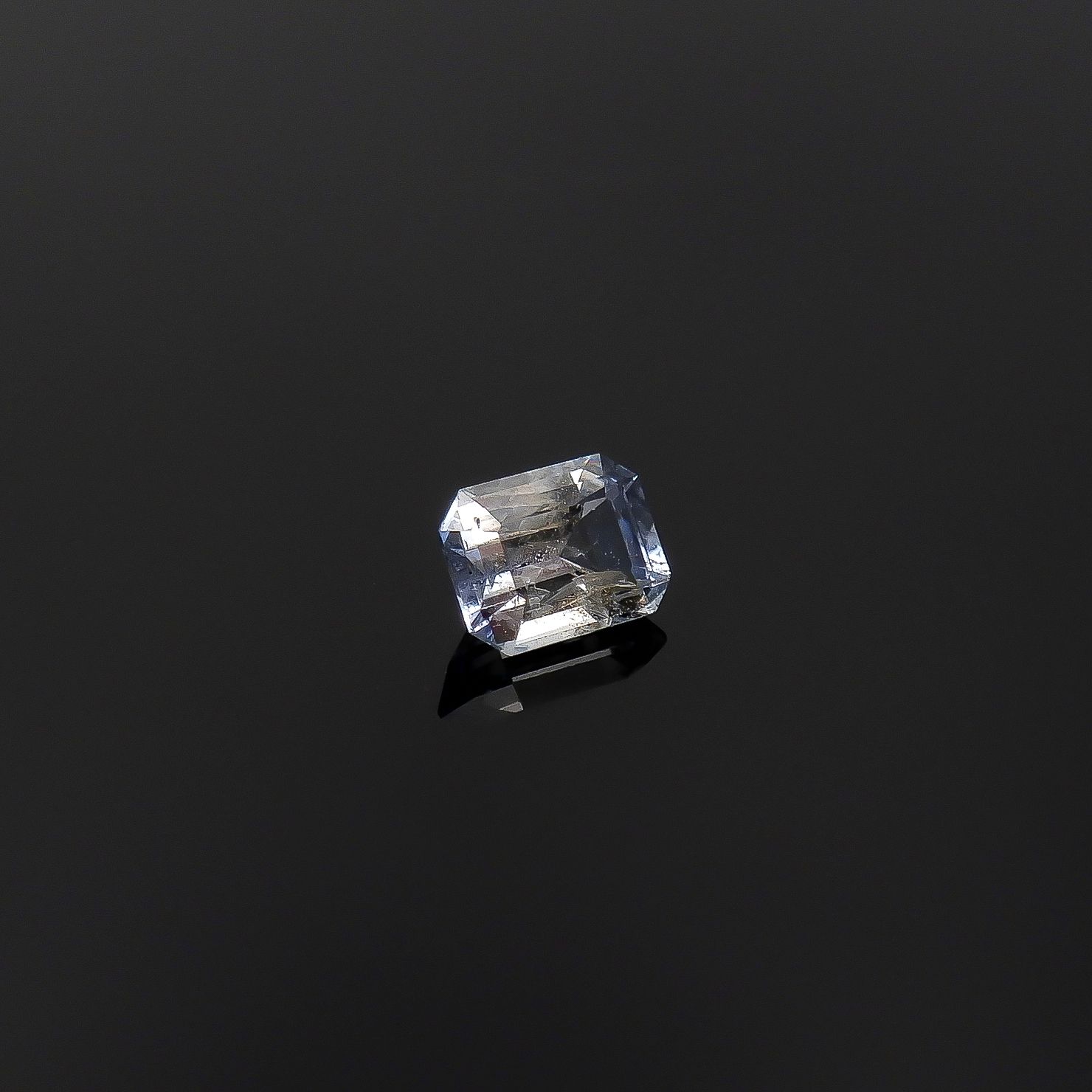 ジェレメジェバイト(宝石名エレメジェバイト)ナミビア産 ソ付(彩珠) 0.250ct / 4x3.1mm前後 [220817283]