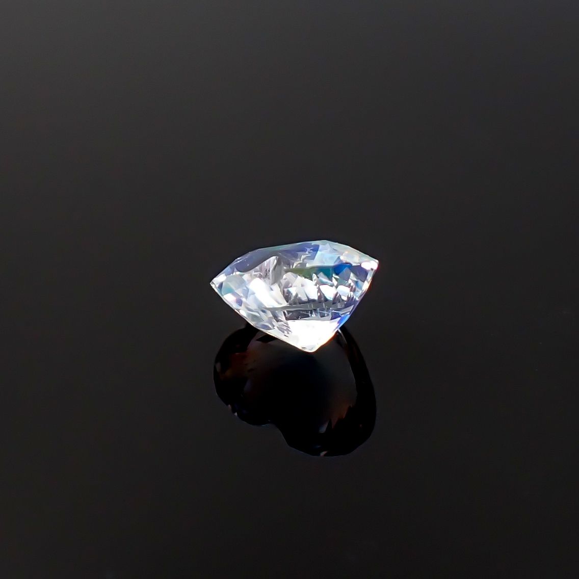 レインボームーンストーン マダガスカル産 0.77ct / 5.6x6.6mm前後 [260632376]