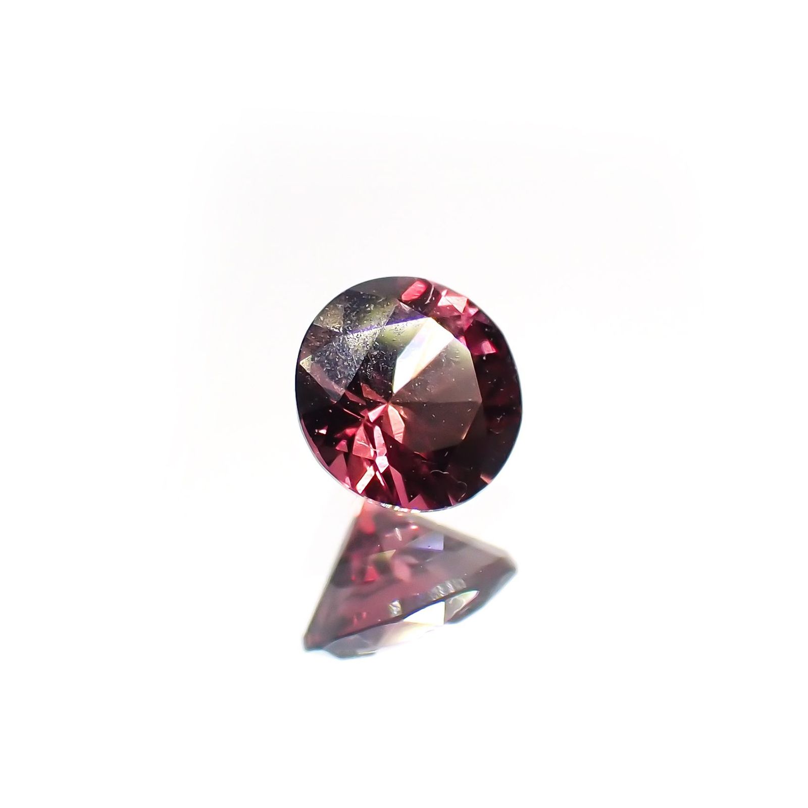 バーガンディーサファイア(宝石名サファイア)タンザニア産 識別済 0.38ct / 4.4x4.3mm前後 [220115036]