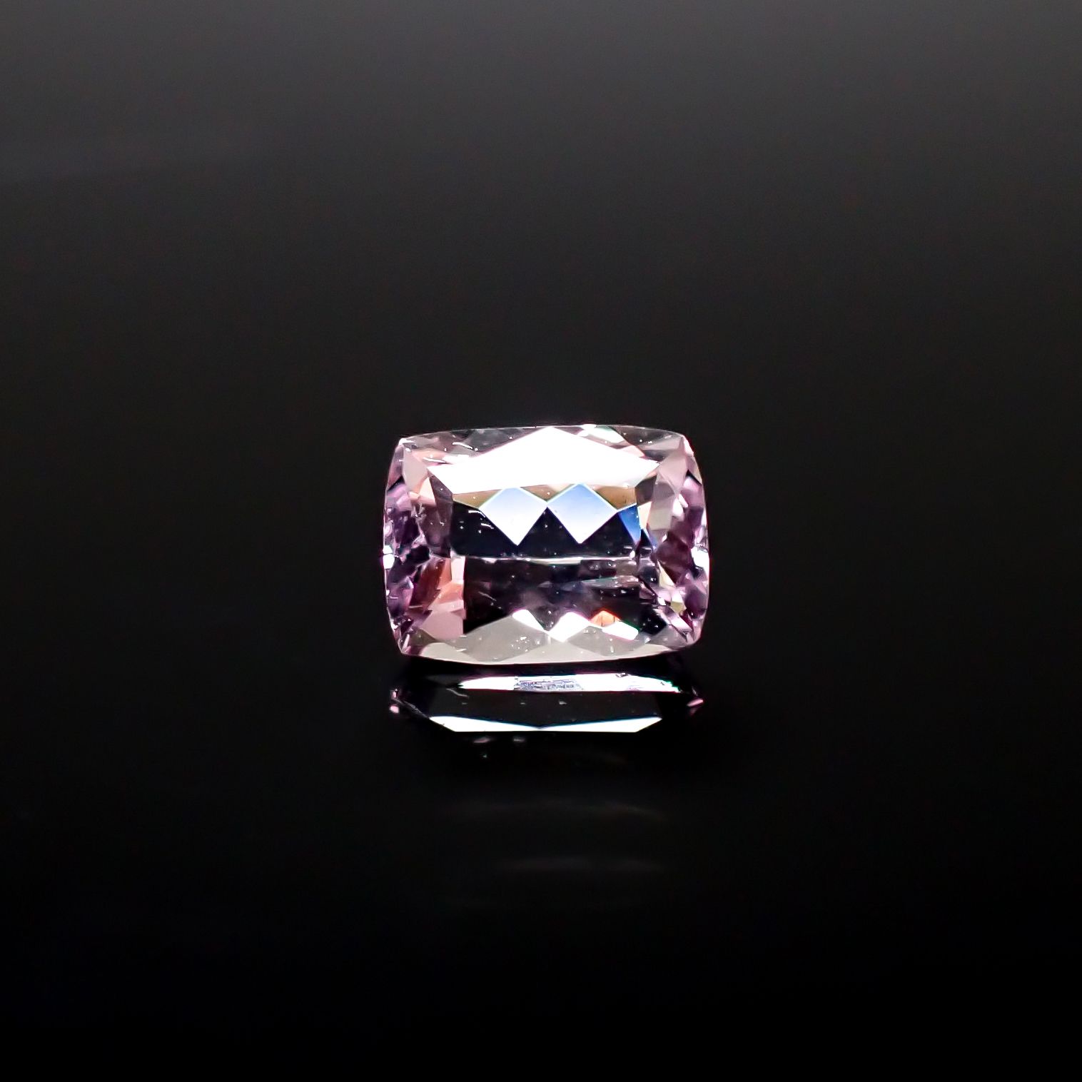 ピンクゾイサイト(宝石名ピンク・ゾイサイト)タンザニア産 0.447ct ソ付(彩珠)[241129504]5.2x3.8mm前後
