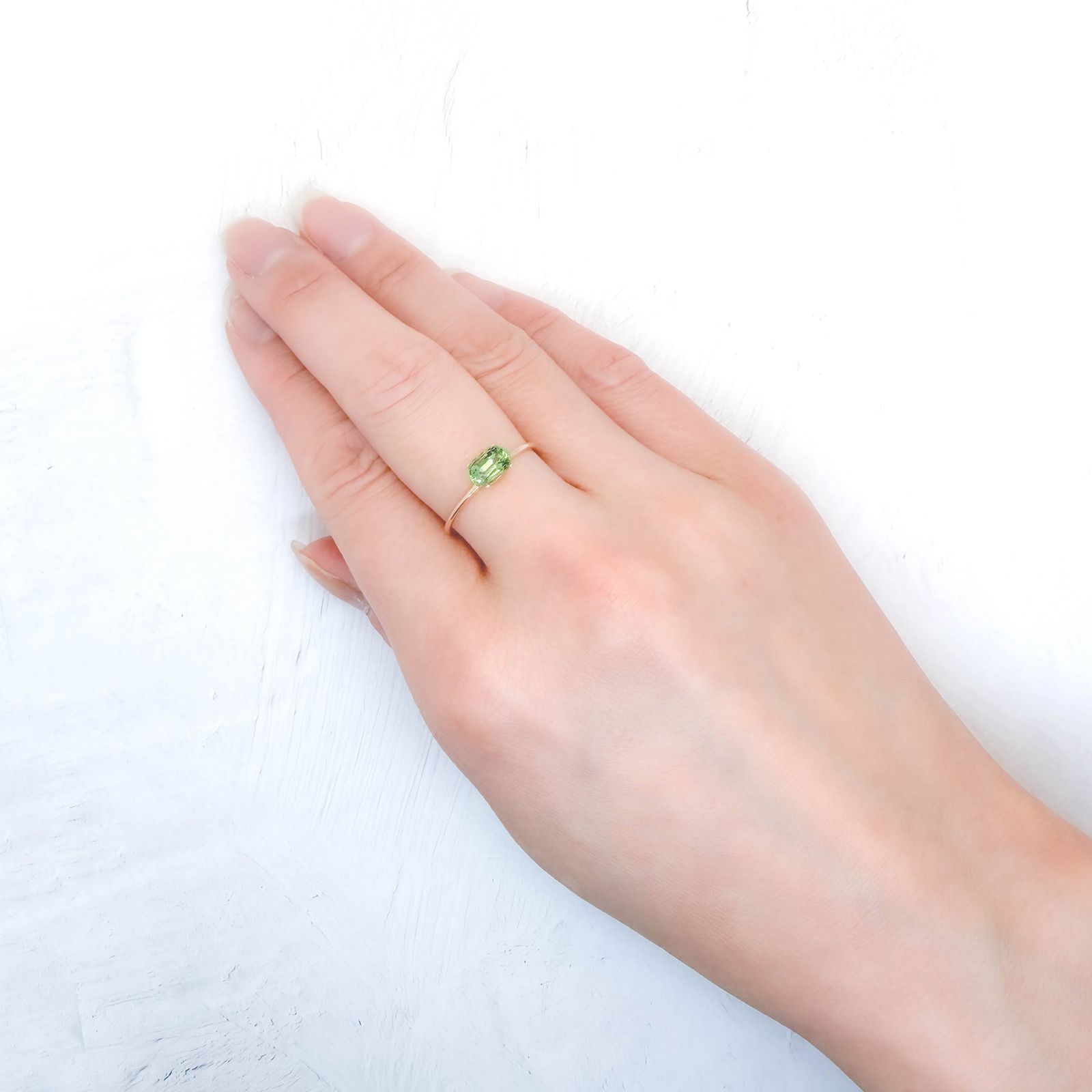 ミントガーネット(宝石名グリーン グロッシュラー・ガーネット) タンザニア産 ソ付(彩珠) 1.026ct / 6.8×4.3mm前後 [260411928]