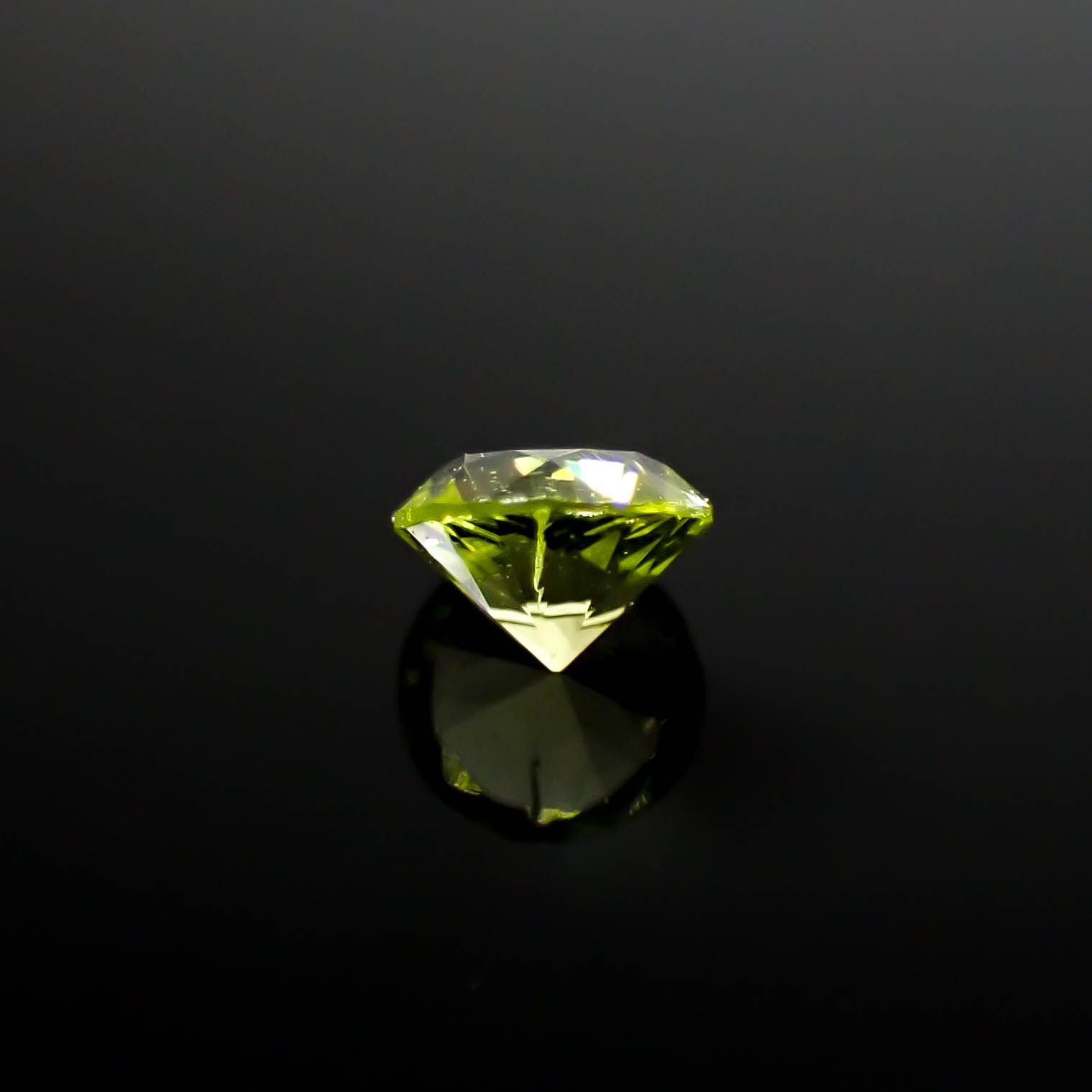 パラサイティックペリドット 採取地：インドネシア・ジェパラ 0.18ct [250730748]3.5x3.5mm前後