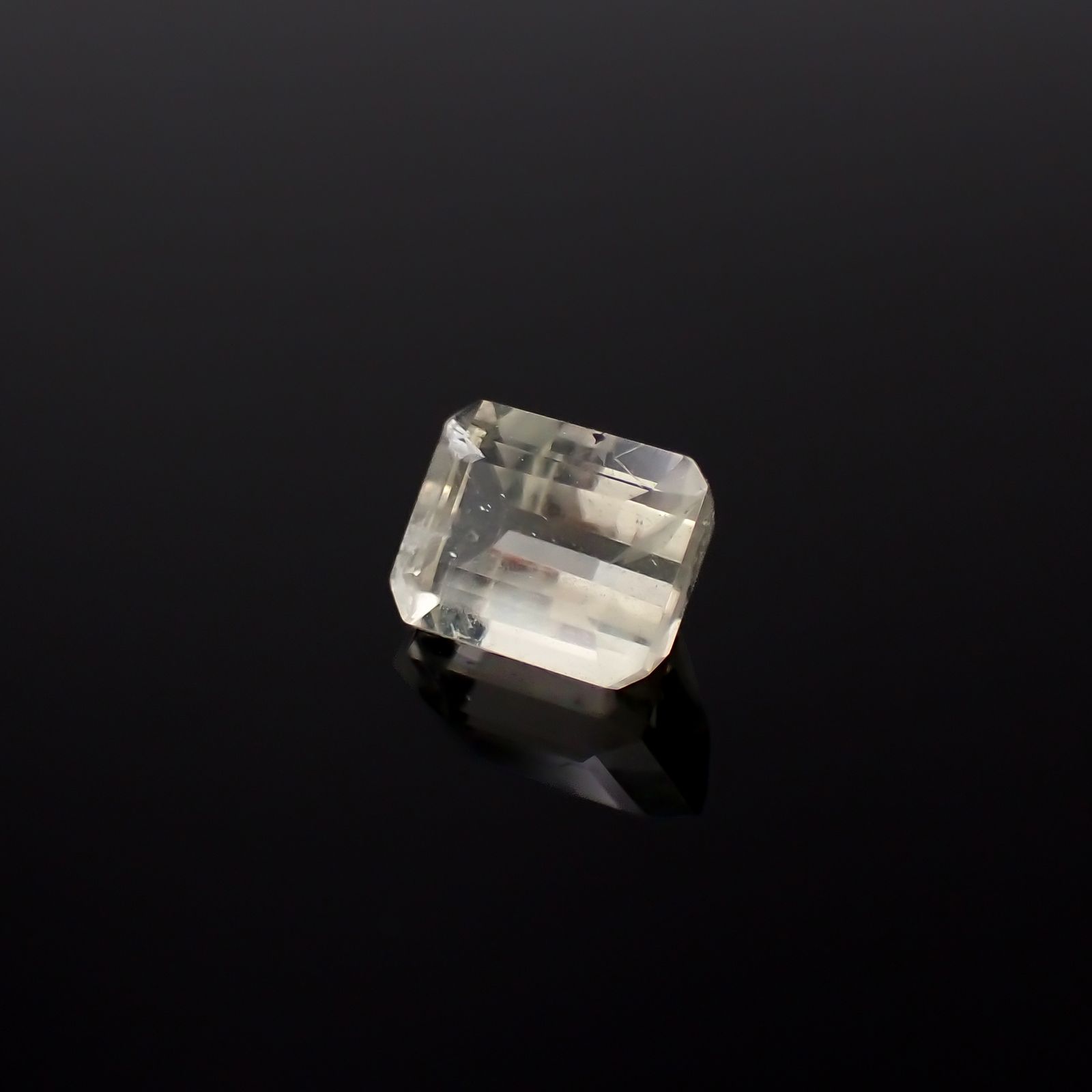 リューサイト(宝石名リューサイト)イタリア産 0.88ct 識別済[231225049]6.3x4.9mm前後
