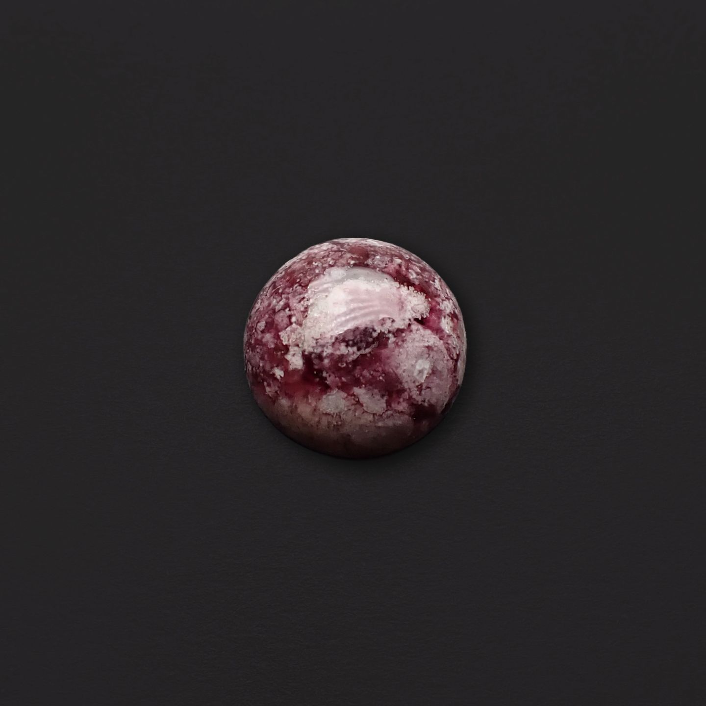 レッドベリル/ピンクベリル(母岩付き) アメリカ・ユタ州産 2.23ct [250530379]9x9mm前後