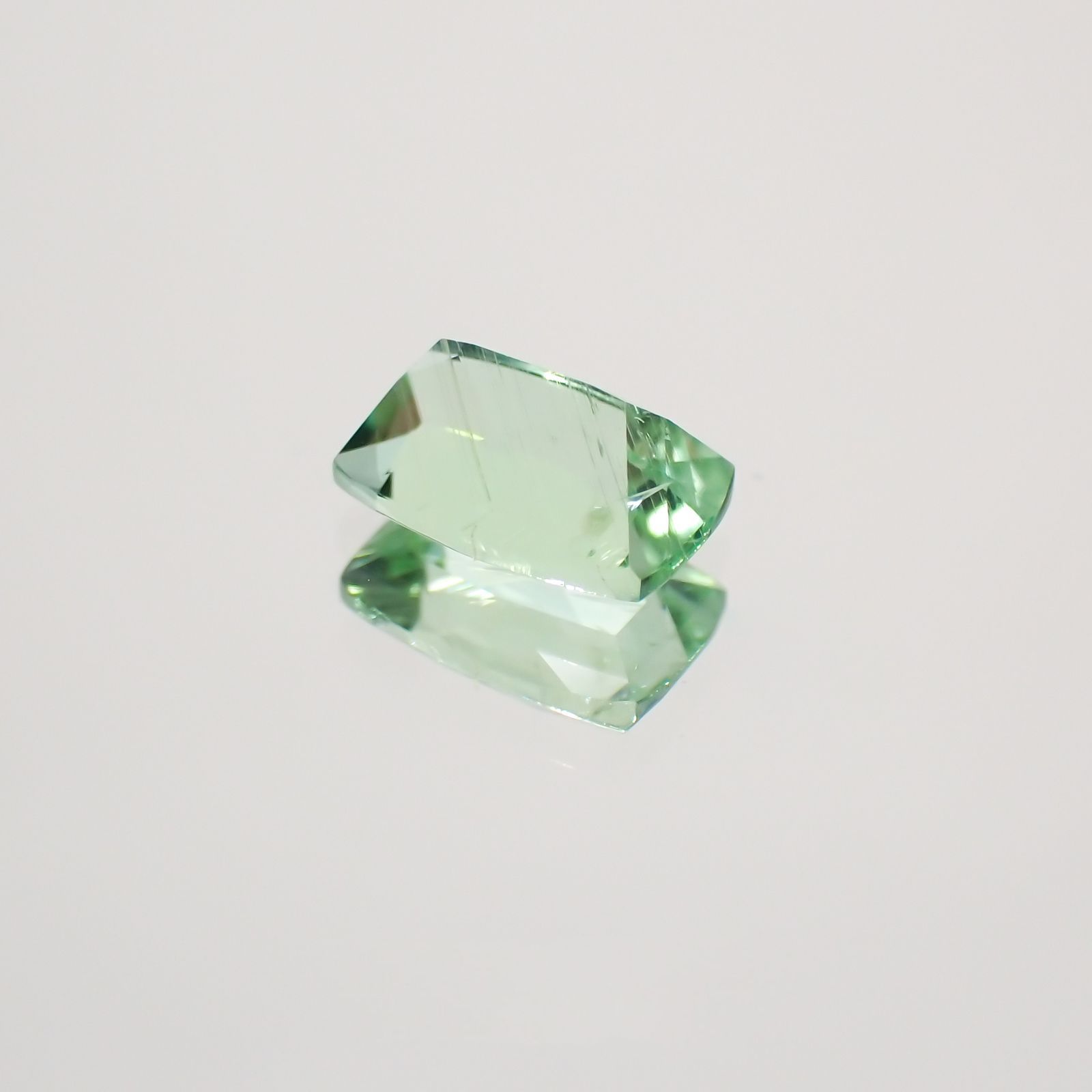 ミントカラー パライバトルマリン(宝石名トルマリン/別名パライバ・トルマリン) モザンビーク産 0.571ct ソ付(宝貴協)[210510645]6.1×4.1mm前後