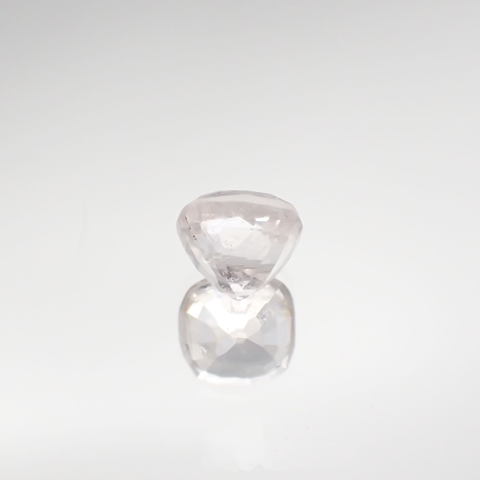 ホワイトターフェアイト(宝石名ホワイト・ターフェアイト) スリランカ産 0.684ct ソ付(彩珠)[210711694]4.7×4.6mm前後
