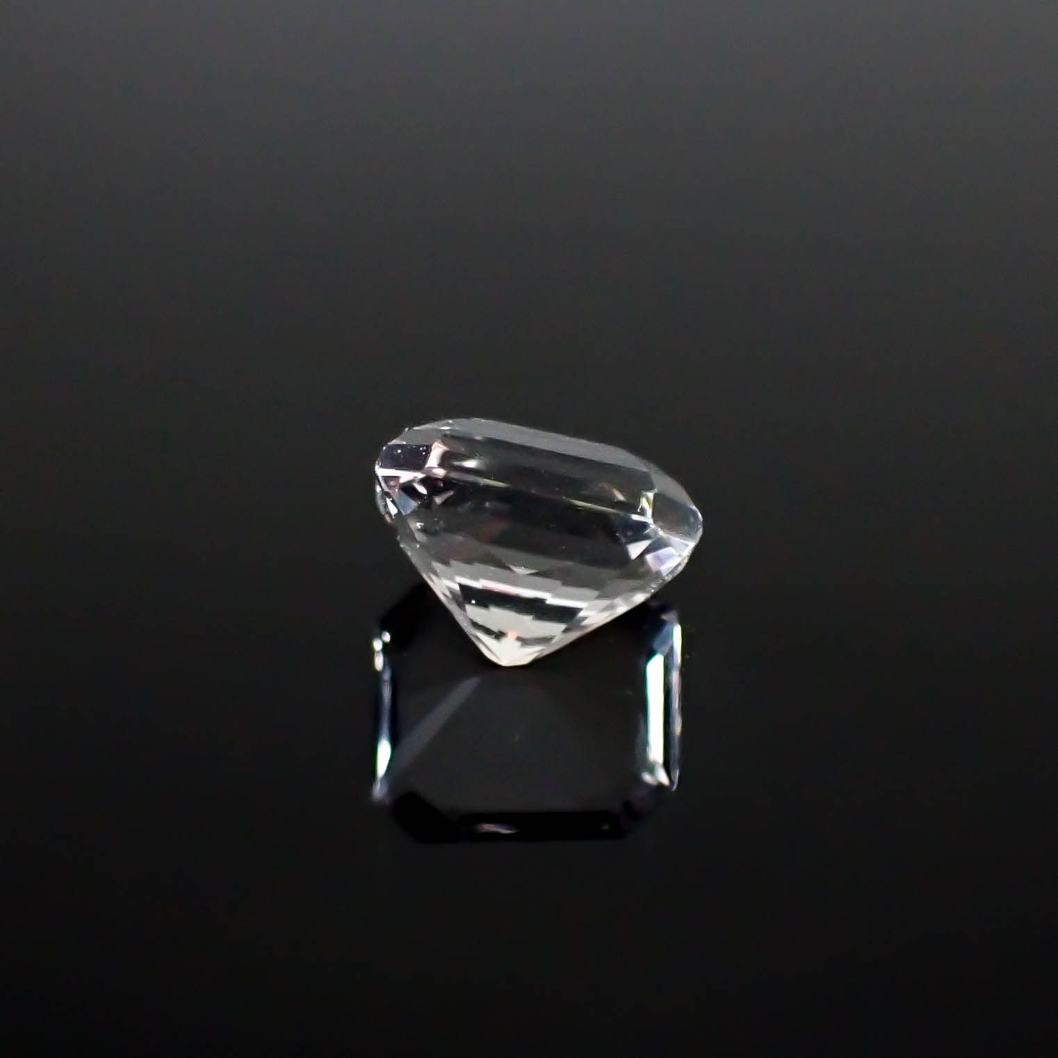 カラーレスフローライト フルオレッセンス イギリス産 3.05ct [250430156]8.6x7.6mm前後