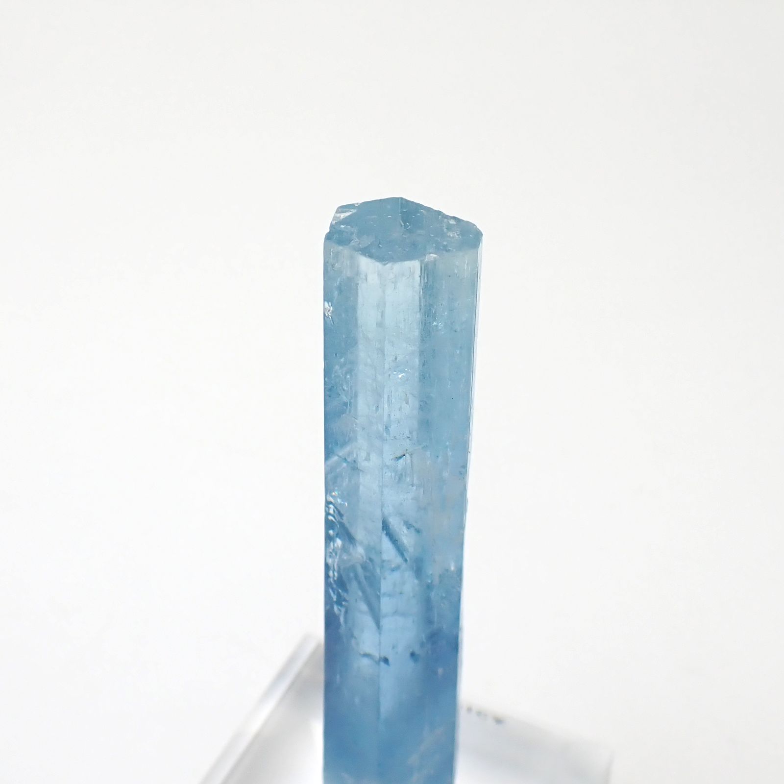 アクアマリン柱状結晶原石 ベトナム産 アクリル台座付き 99.95ct(19.99g) / 10.1x13.3x68.5mm前後 [260632332]