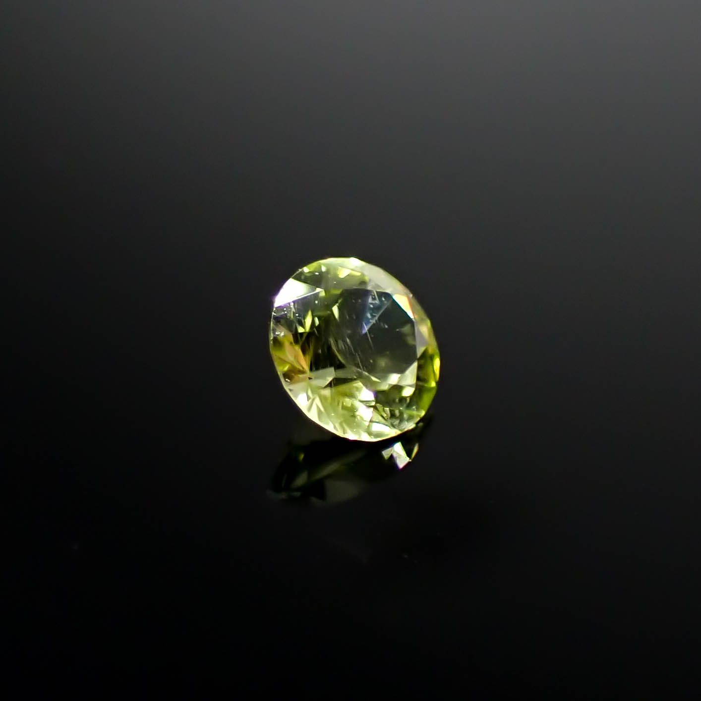 パラサイティックペリドット 採取地：インドネシア・ジェパラ 0.16ct [250730750]3.5x3.5mm前後