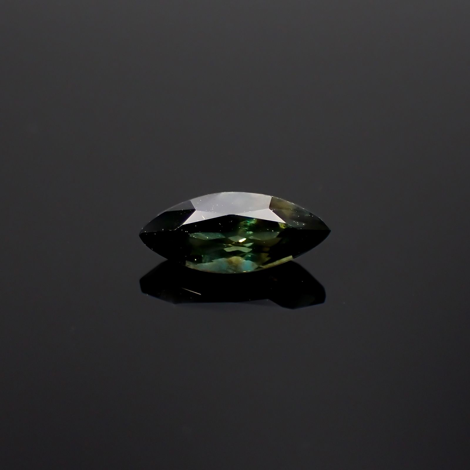 ゴールドシーンサファイア 非加熱(宝石名シーン・サファイア)ケニア産 0.67ct 識別済[231023909]8.2x3.4mm前後