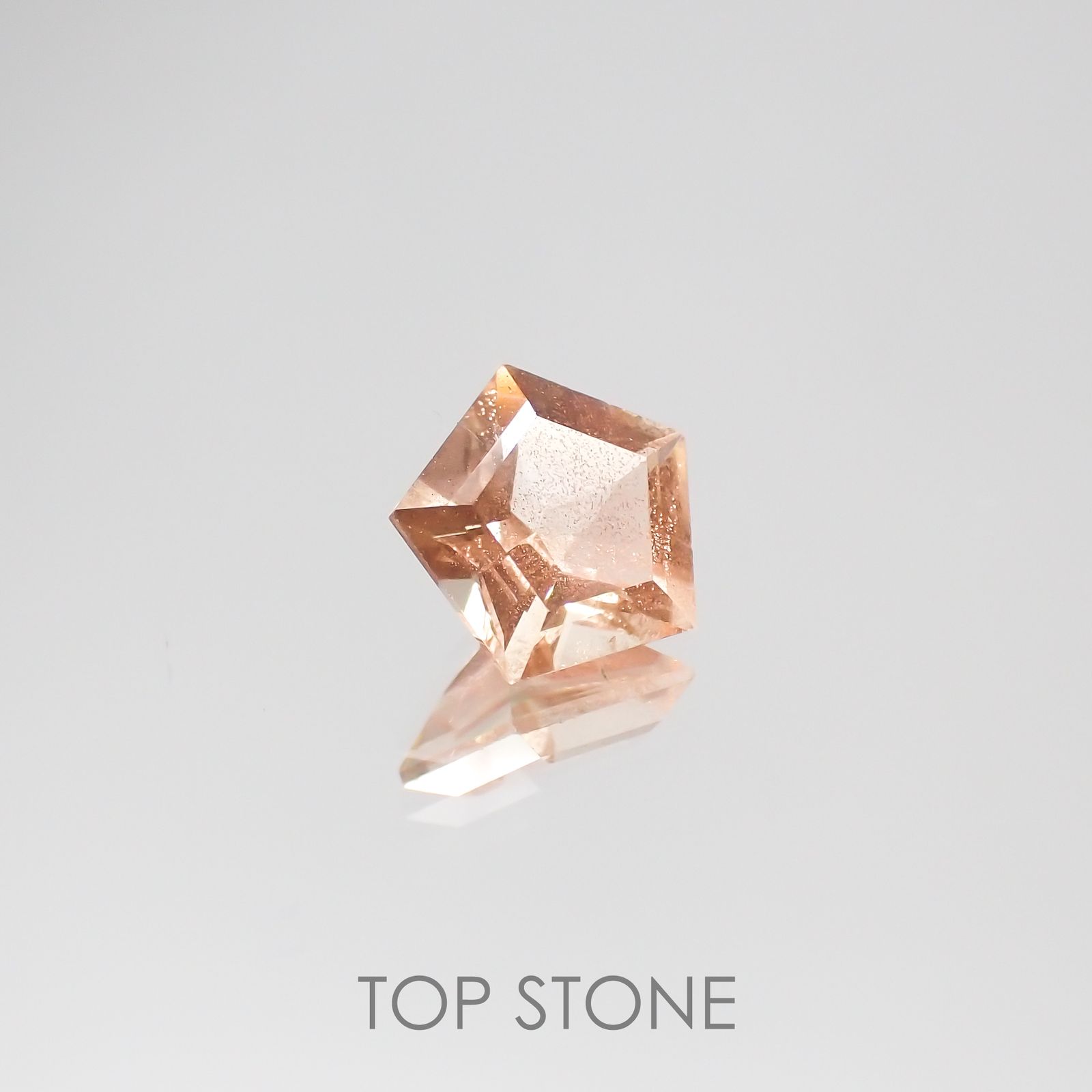 ◇ペンタゴンカット◇オレゴンサンストーンSA(宝石名ラブラドライト) アメリカ・オレゴン州産 0.60ct 識別済[210610973]6.1×6.3mm前後
