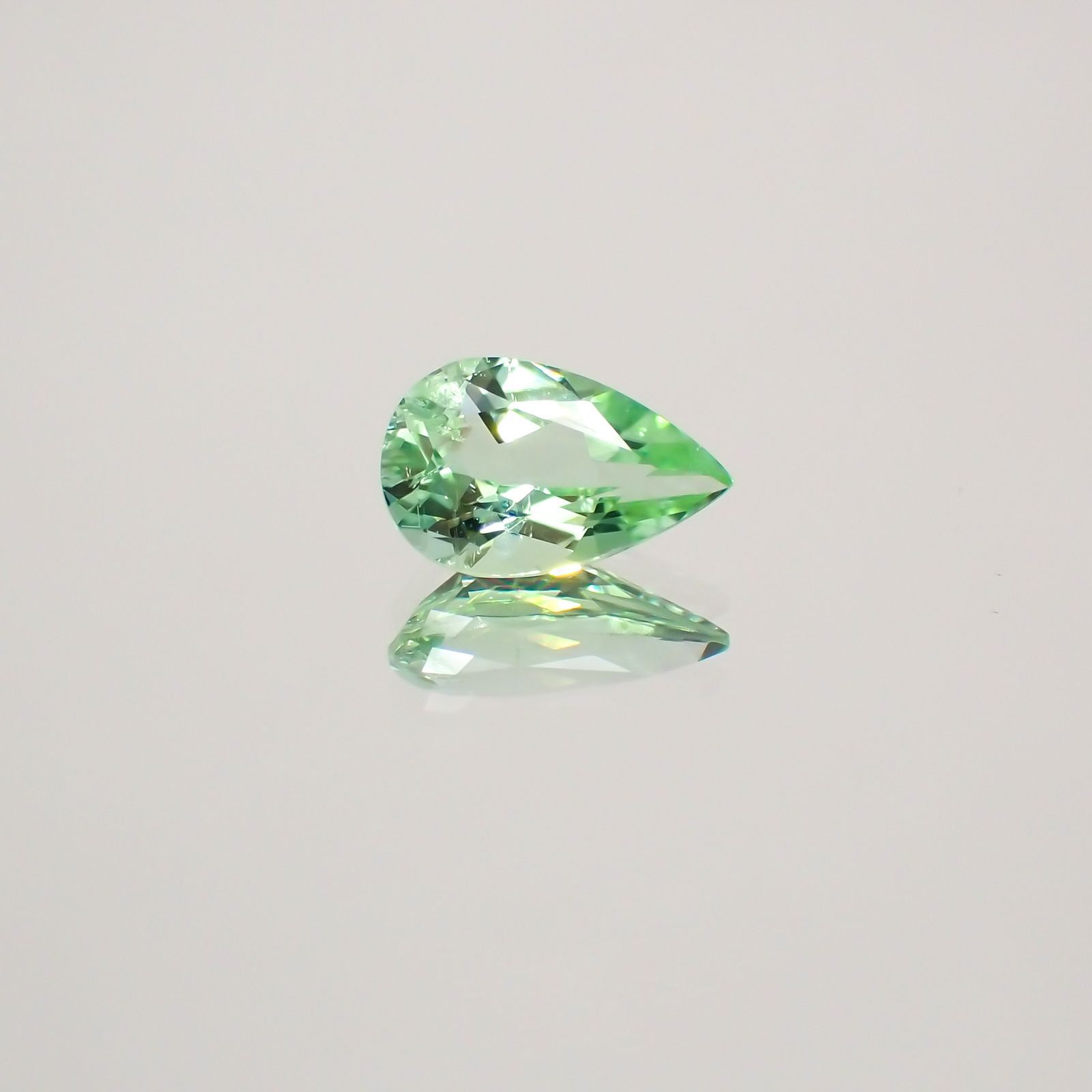 ミントカラー パライバトルマリン(宝石名トルマリン/別名パライバ・トルマリン) モザンビーク産 0.548ct ソ付(宝貴協)[210510650]7.2×4.6mm前後