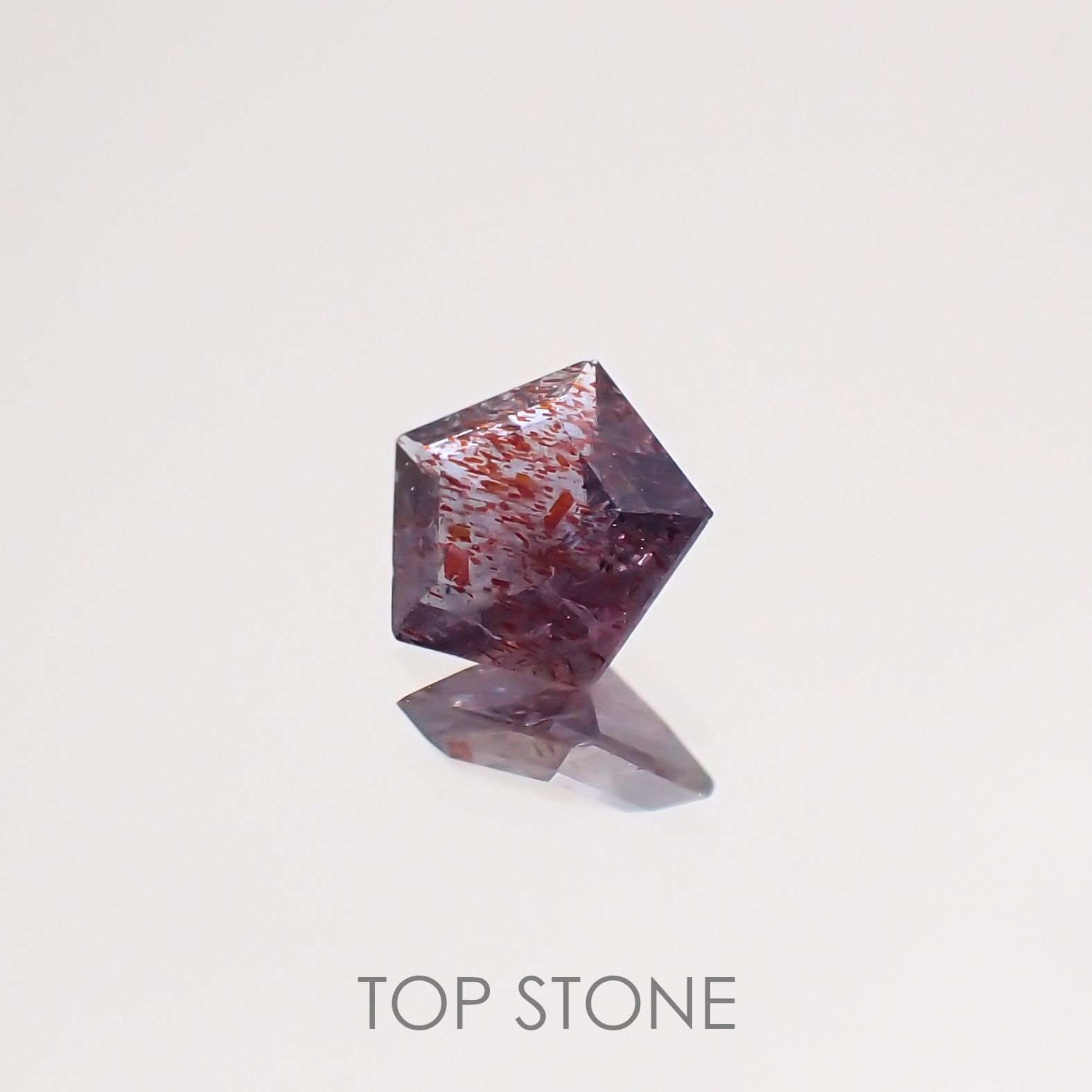 ◇ペンタゴンカット◇ブラッドショットアイオライトSA インド産 ルース 0.13ct[210610984]4×4mm前後