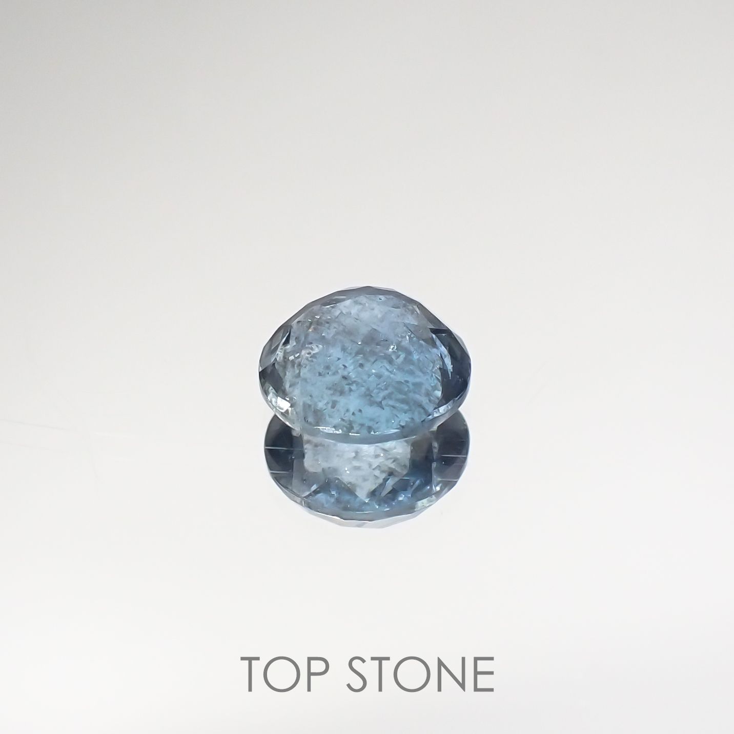 サンタマリアアクアマリン(宝石名アクアマリン)ブラジル産 0.626ct ソ付(彩珠)[210711892]5.5×5.5mm前後