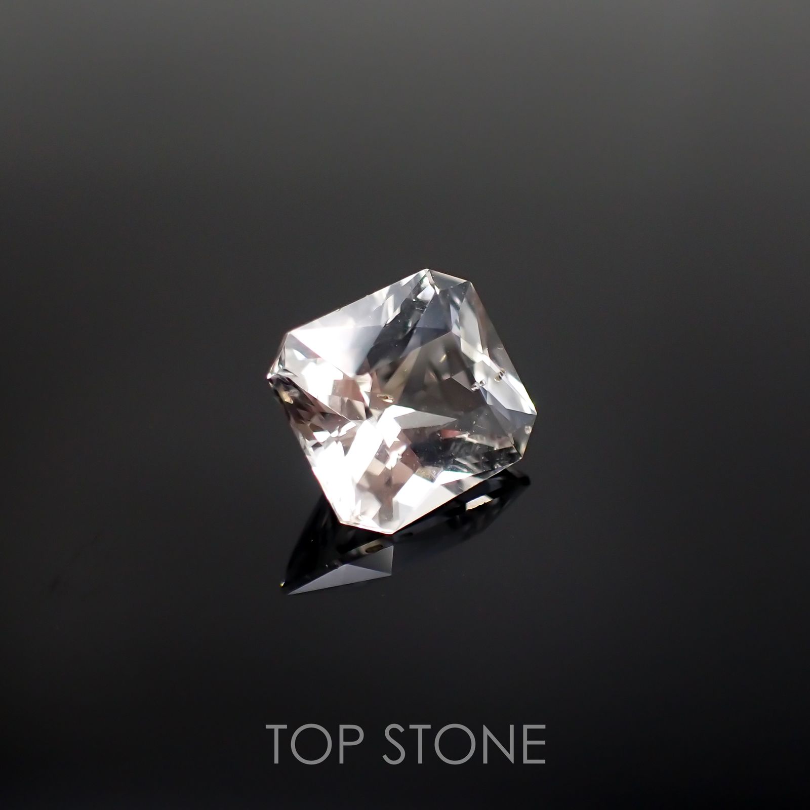 フェナカイト(宝石名ホワイト・フェナカイト) ブラジル産 4.726ct ソ付(彩珠)[210812706]11×9.7mm前後