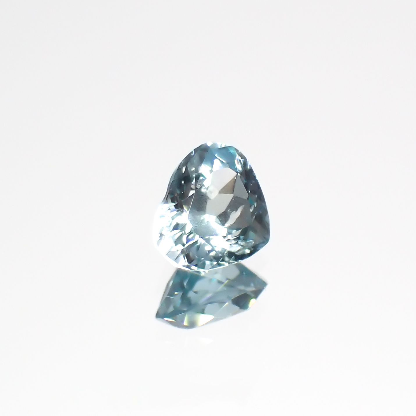 ユークレース(宝石名ブルー・ユークレース)コロンビア産 0.310ct ソ付(彩珠)[221018846]4.8x4.1mm前後