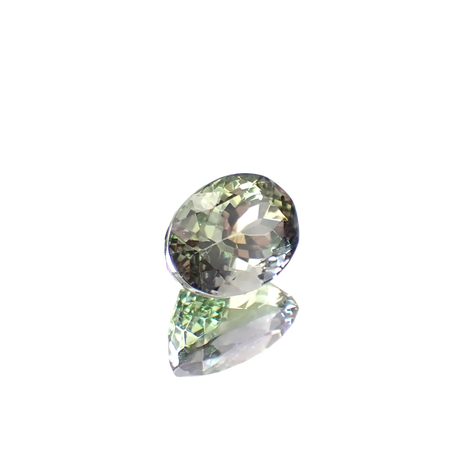 バイカラータンザナイト(宝石名グリーン・ゾイサイト)タンザニア産 ソ付(彩珠) 3.838ct / 10.4x7.7mm前後 [251231474]