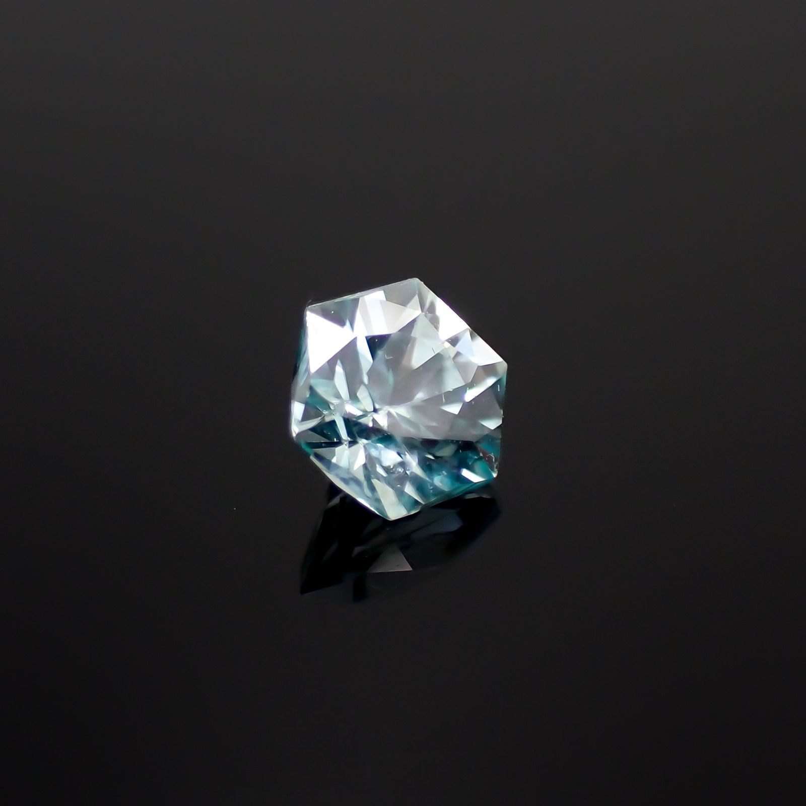 ◇ヘキサゴンカット◇アイスブルージルコン(宝石名ジルコン)カンボジア産 0.79ct 識別済[230320856]4.8x4.7mm前後