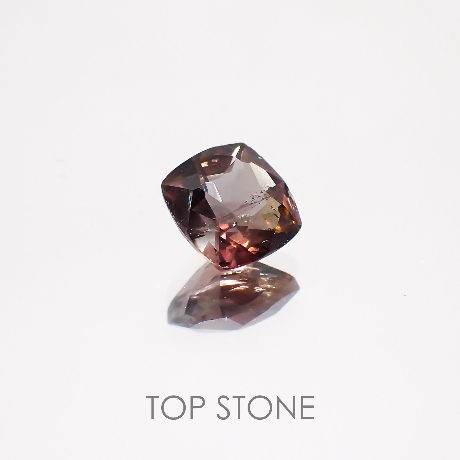 アキシナイト(宝石名アキシナイト) パキスタン産 0.74ct 識別済[20128808]5.3×5.2mm前後