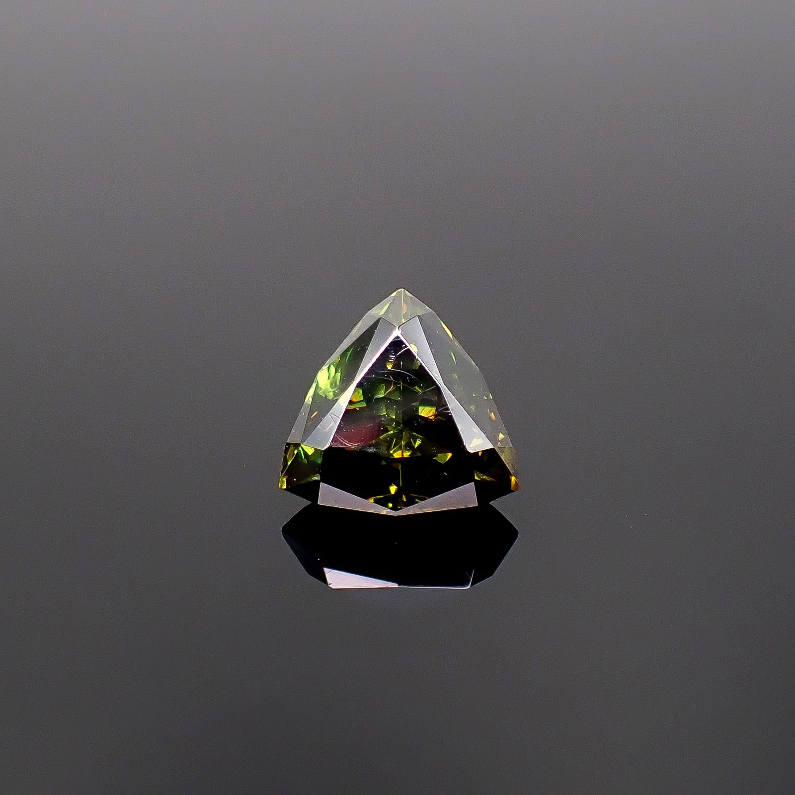 グリーンスファレライト ブルガリア産 2.72ct / 8.3x8.5mm前後 [260231779]