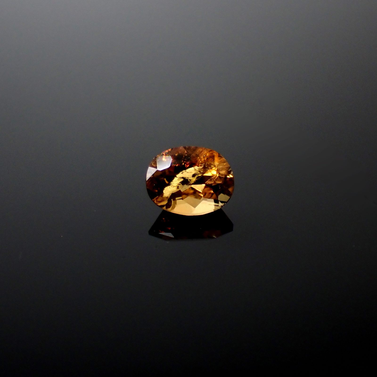 ゴールデンアイオライト マダガスカル産 0.21ct[240527660]4.4x3.5mm前後