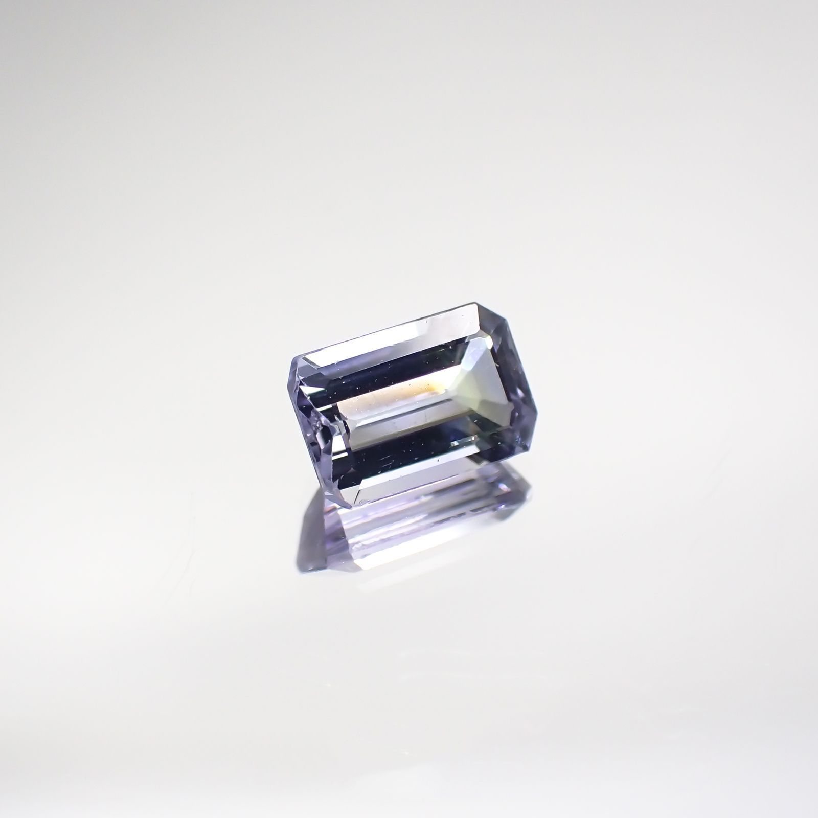 パーティカラータンザナイト(宝石名パーティカラード・ゾイサイト) タンザニア産 0.666ct ソ付(彩珠)[210711845]5.9×3.9mm前後