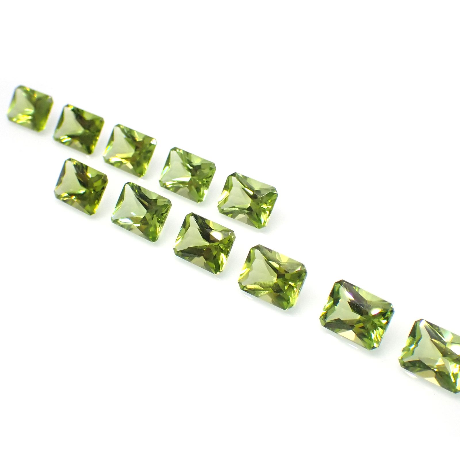 <ランダムセレクト1個販売>ペリドット 中国産 約1.40-1.65ct[230722580]8x6mm前後
