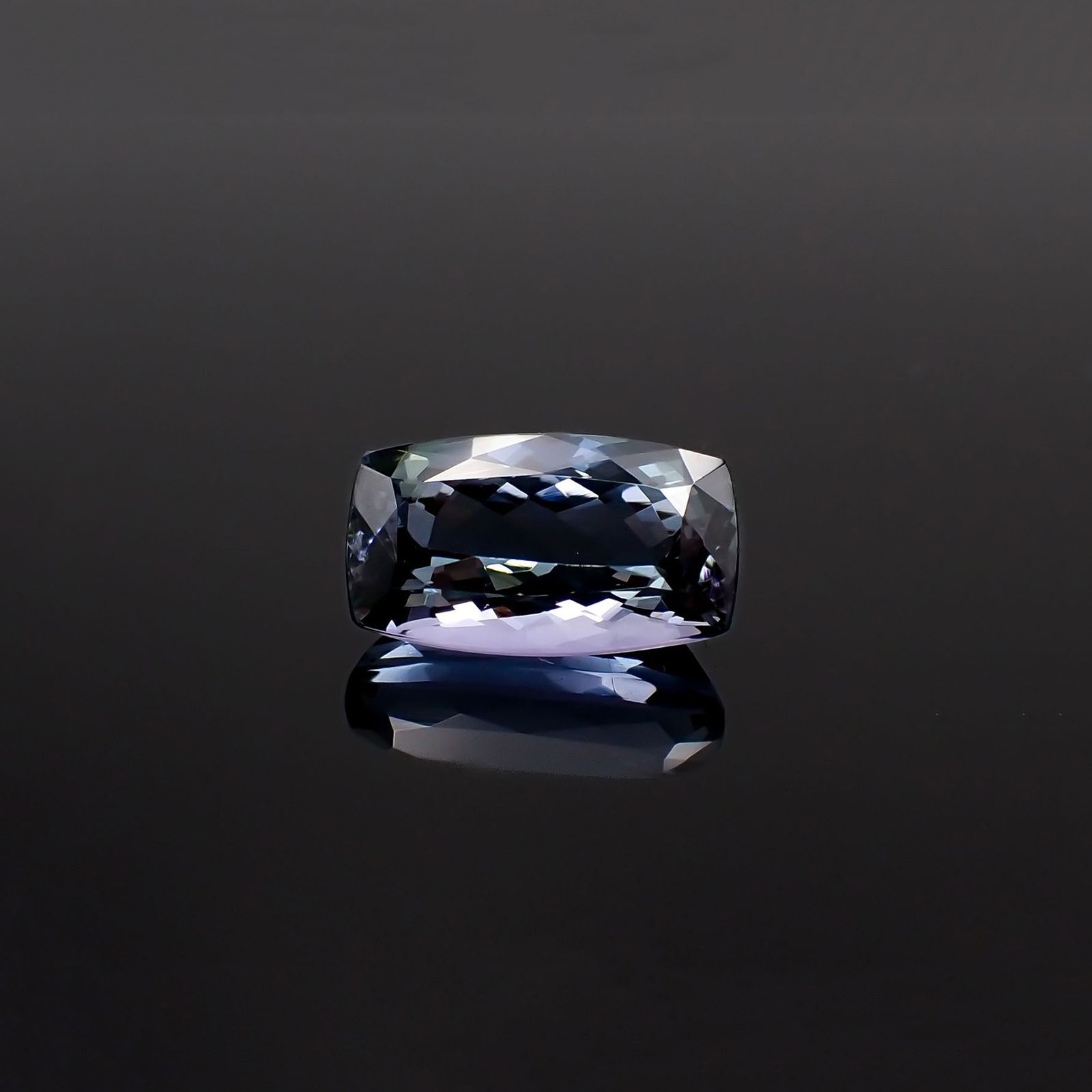 バイカラータンザナイト(宝石名ゾイサイト)タンザニア産 識別済 3.52ct / 11.5x6.7mm前後 [221119001]