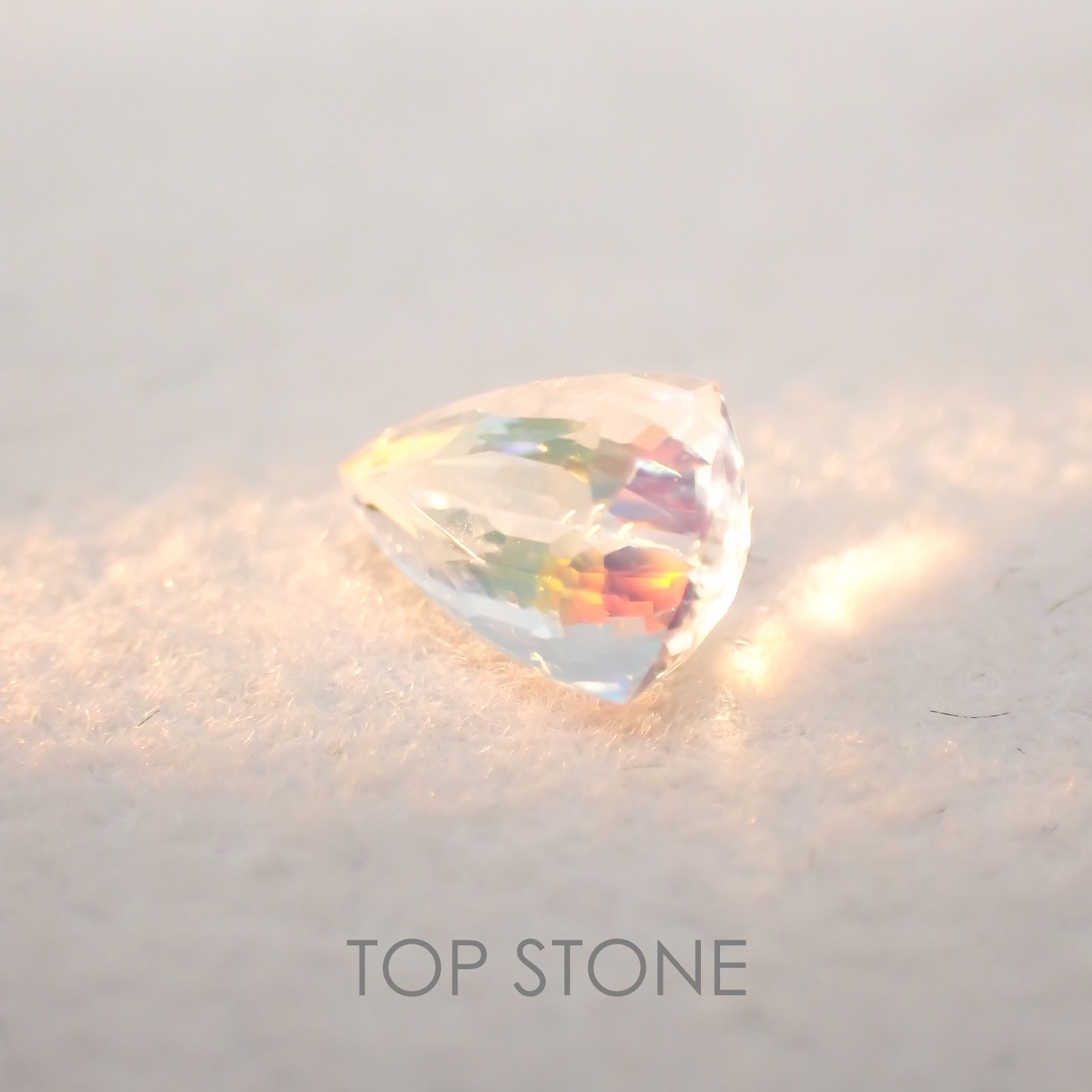 レインボームーンストーン(アンデシンラブラドライト) マダガスカル産 ルース 0.59ct[210310392]7×4.6mm前後