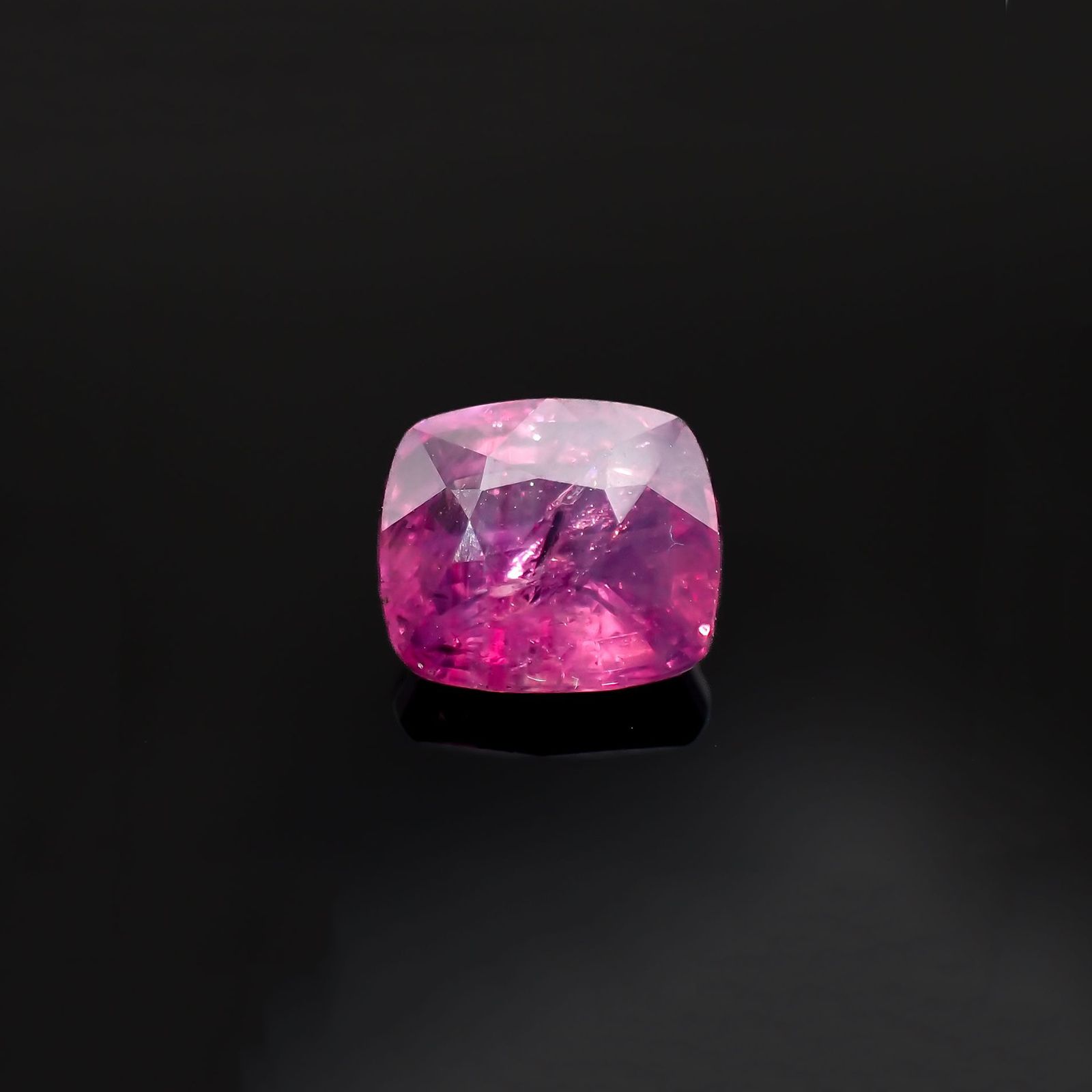 パープルサファイア(宝石名パープル・サファイア)カシミール産 ソ付(彩珠) 2.390ct / 8.2x7.3mm前後 [251018937]