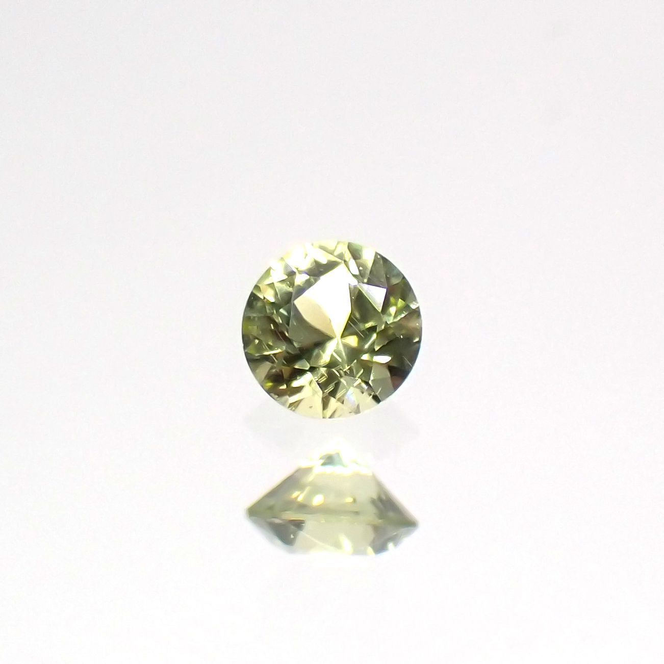 パラサイティックペリドット(宝石名ペリドット)採取地：ロシア 0.063ct 識別済[220616235]2.5x2.5mm前後