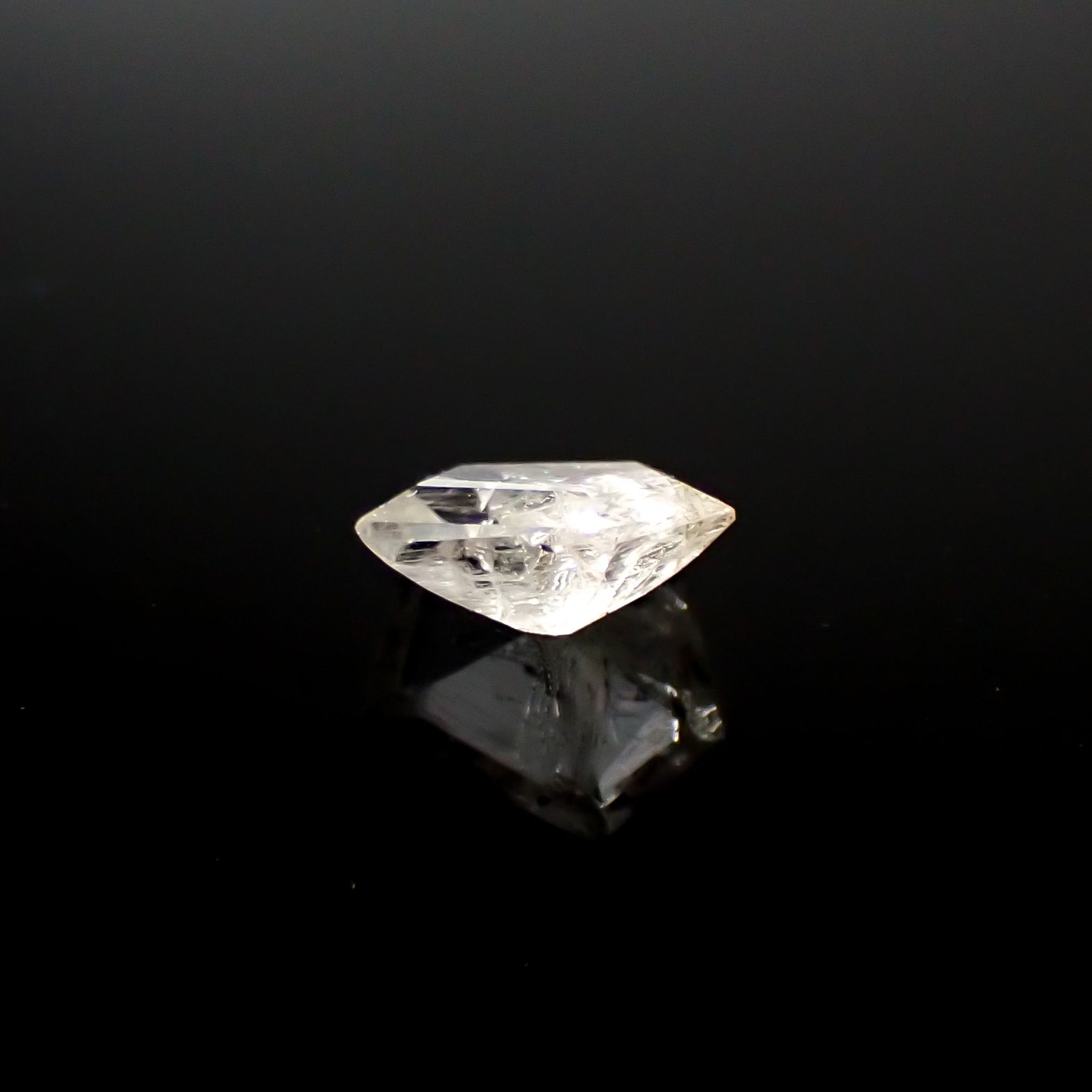 ◇カスタムカット◇ポードレッタイト(宝石名ポードレッタイト)ビルマ産 0.461ct ソ付(彩珠)[240628441]6.3x5.3mm前後