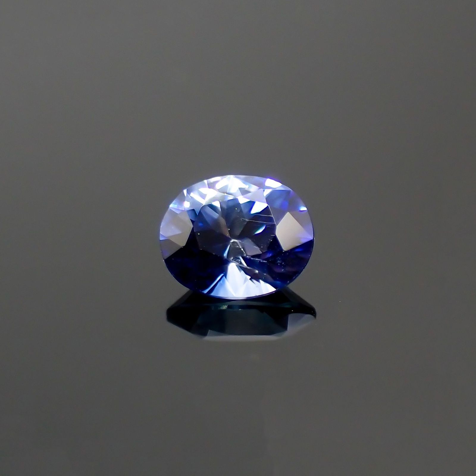 バイカラーサファイア(宝石名サファイア)スリランカ/マダガスカル産 識別済 0.61ct / 5.6x4.5mm前後 [220817434]