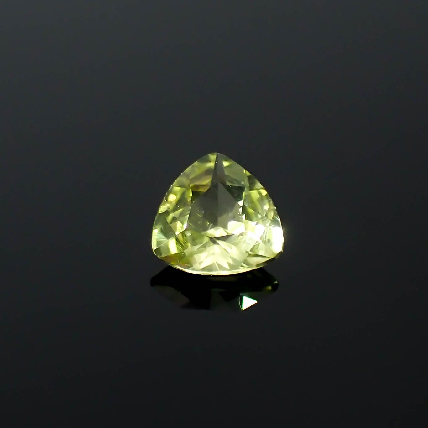 グリーンエンスタタイト(宝石名グリーン・エンスタタイト)カメルーン産 0.36ct 識別済[240125617]4.4x4.5mm前後