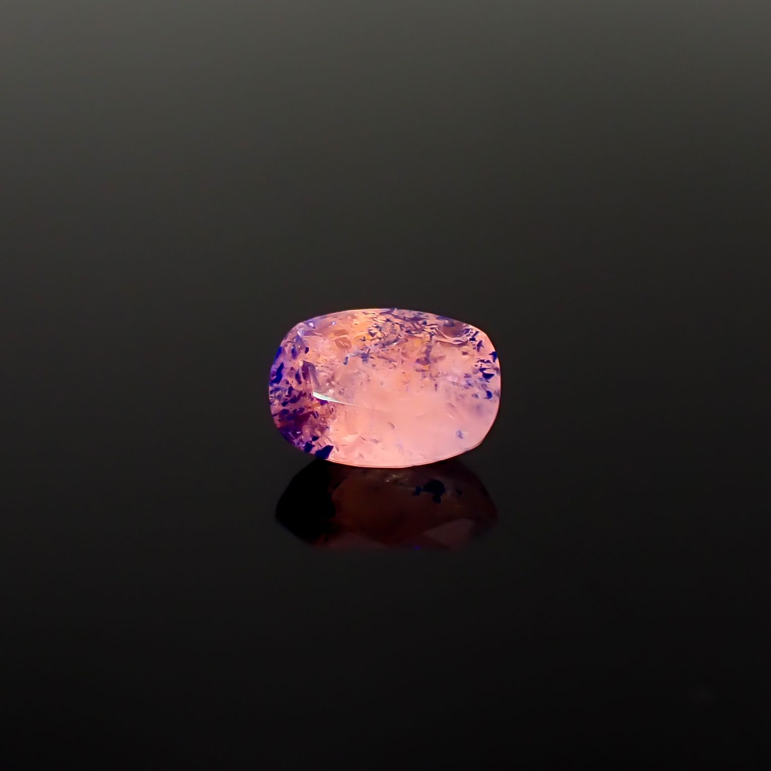 ラズライトインソーダライト フルオレッセンス アフガニスタン産 0.88ct / 7.3x5.4mm前後 [260432000]