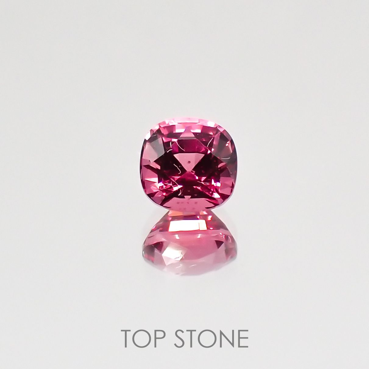 ホットピンクスピネル タンザニア産 ルース 0.28ct[210510850]3.6×3.4mm前後