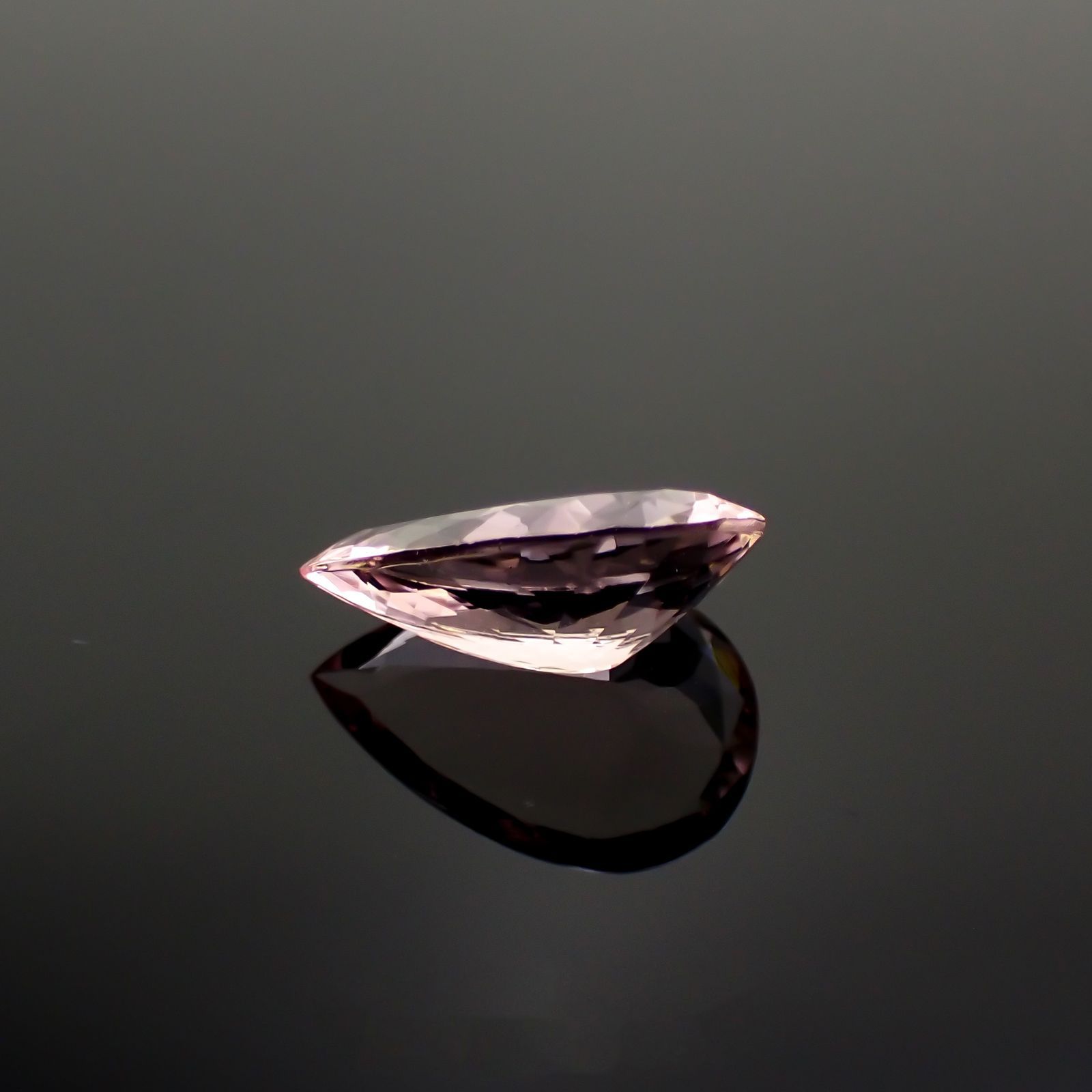 モルガナイト(宝石名モルガナイト)ナイジェリア産 2.525ct ソ付(日独)[221018879]12.93x8.71mm前後