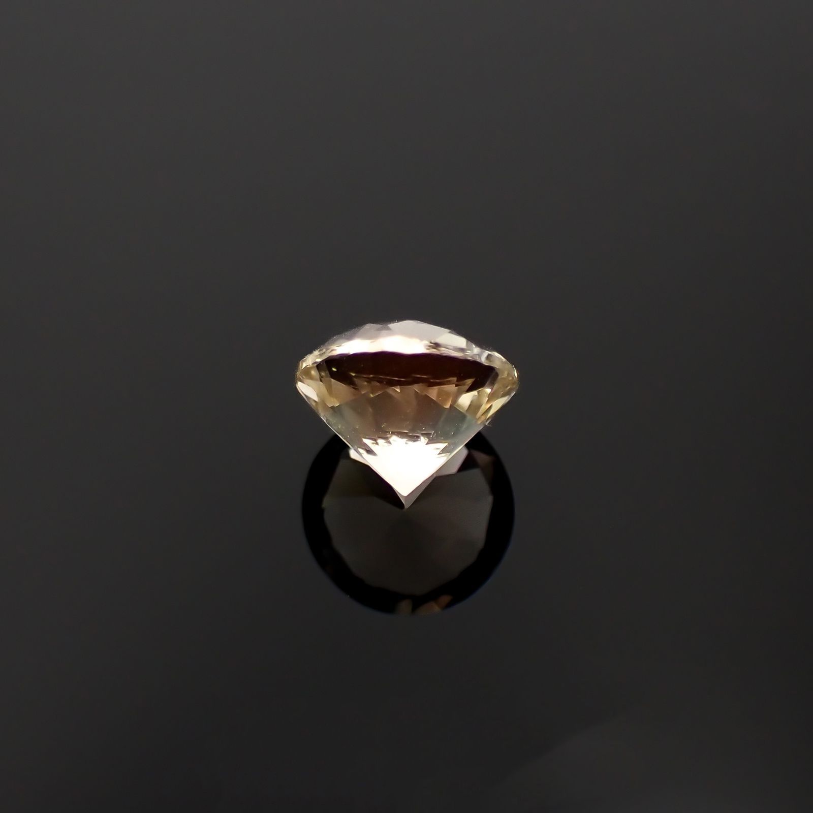 バイカラーオレゴンサンストーン アメリカ・オレゴン州産 0.81ct / 6.1x6mm前後 [230220679]