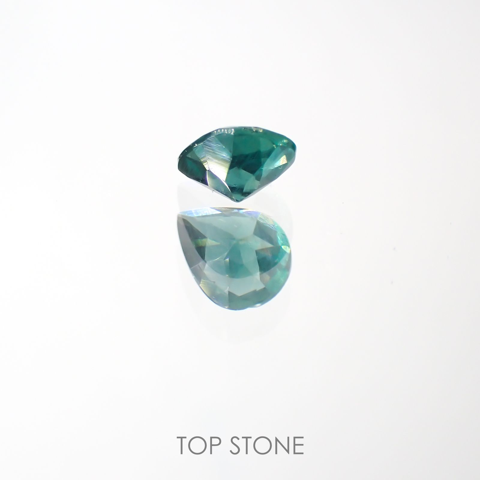 グリーンアパタイト(ノーブルモロキサイト)(宝石名アパタイト) マダガスカル産 0.25ct 識別済[211013539]4.8×3.7mm前後