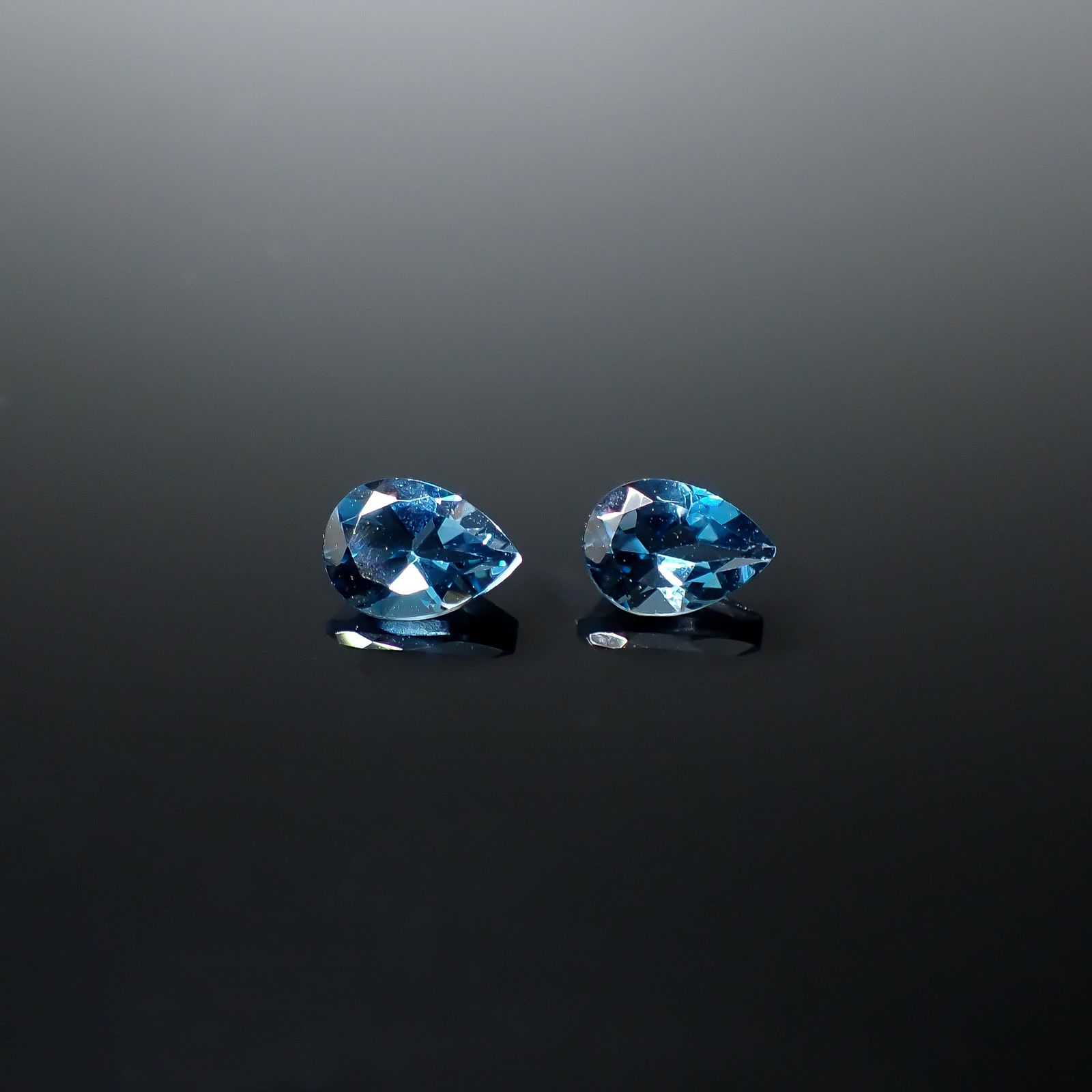 ◇ペアセット◇ロンドンブルートパーズ ブラジル産 1.65ct(2pcs合計) / 6.9-7.0x4.9-5.0mm前後 [251031330]