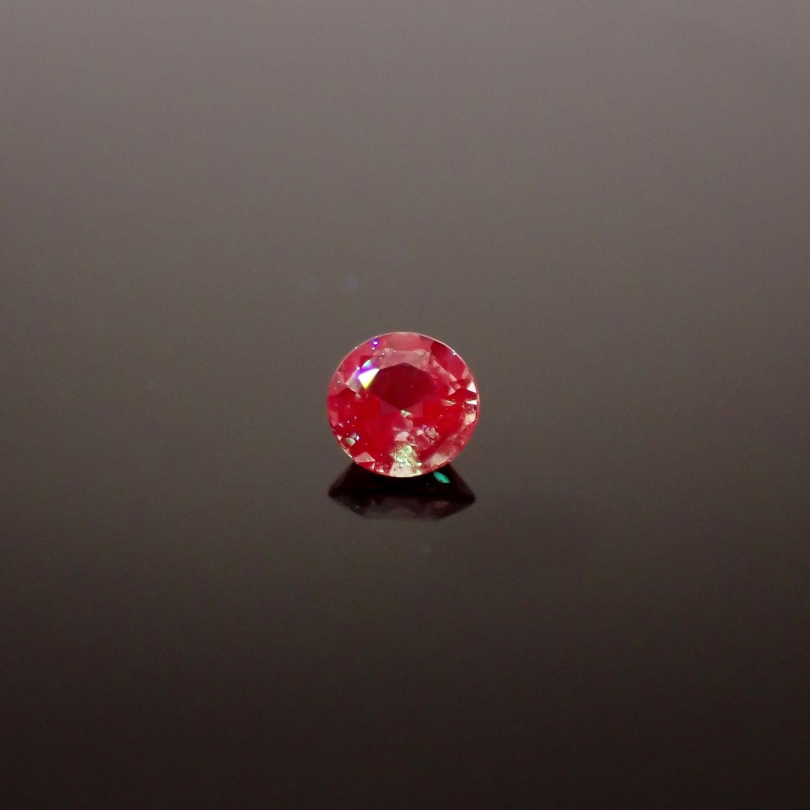 アレキサンドライト ブラジル産 EmeraldMains社製 0.064ct / 2.4x2.4mm前後 [260131569]