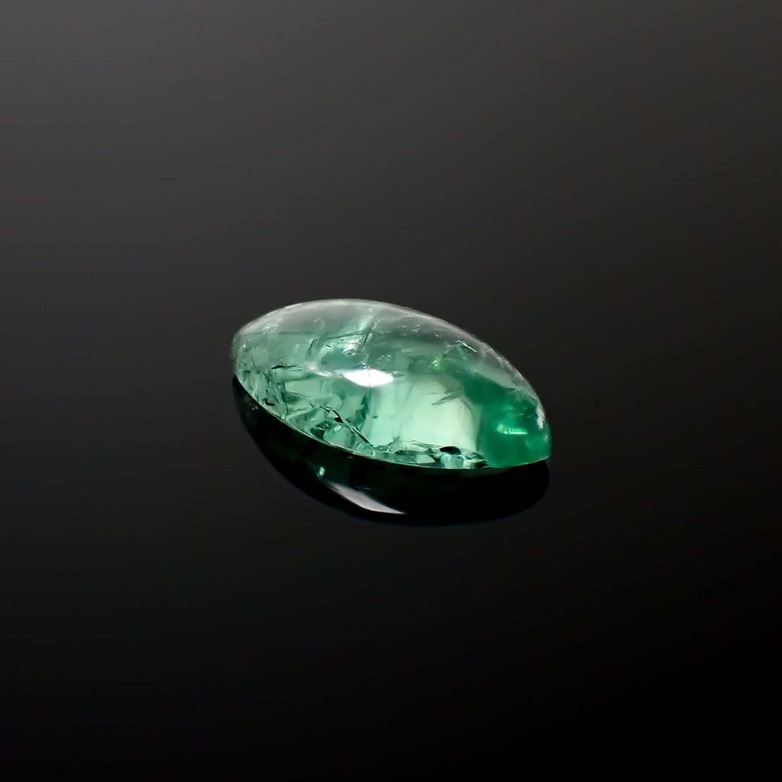 フローライト フルオレッセンス イギリス・ロジャリー鉱山産 3.69ct / 14.4x7.4mm前後 [240527710]
