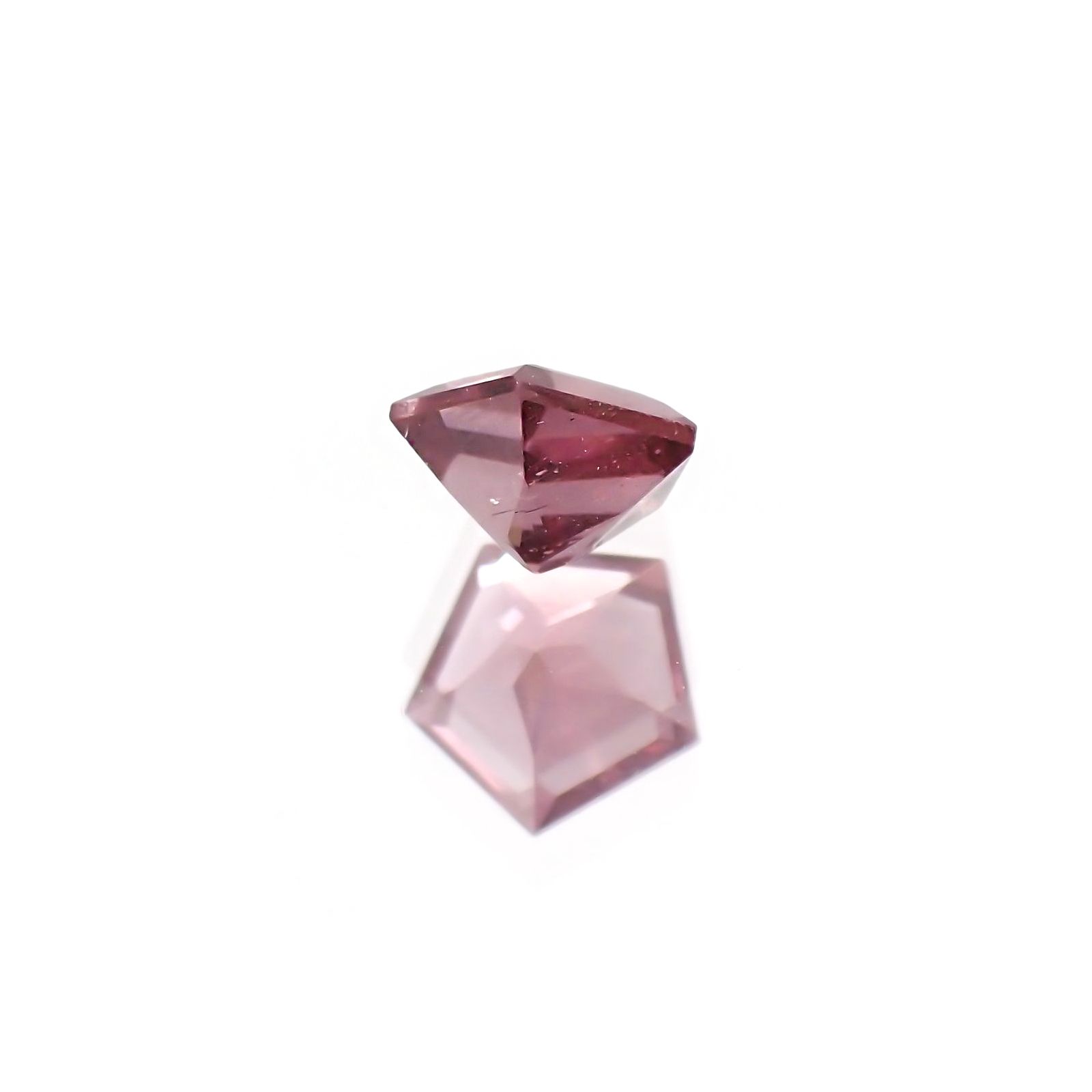 ◇ペンタゴンカット◇マラヤガーネット(宝石名ガーネット) タンザニア産 識別済 0.32ct / 4.1x4.3mm前後 [210210089]