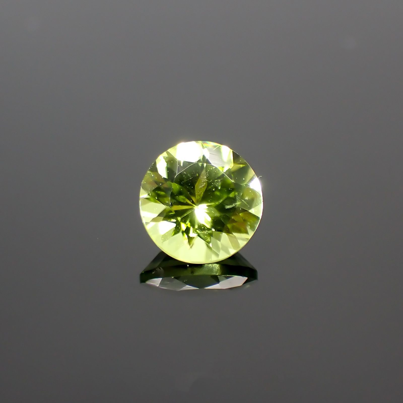ペリドット(宝石名ペリドット) パキスタン産 1.05ct 識別済[210813075]6.3×6.3mm前後