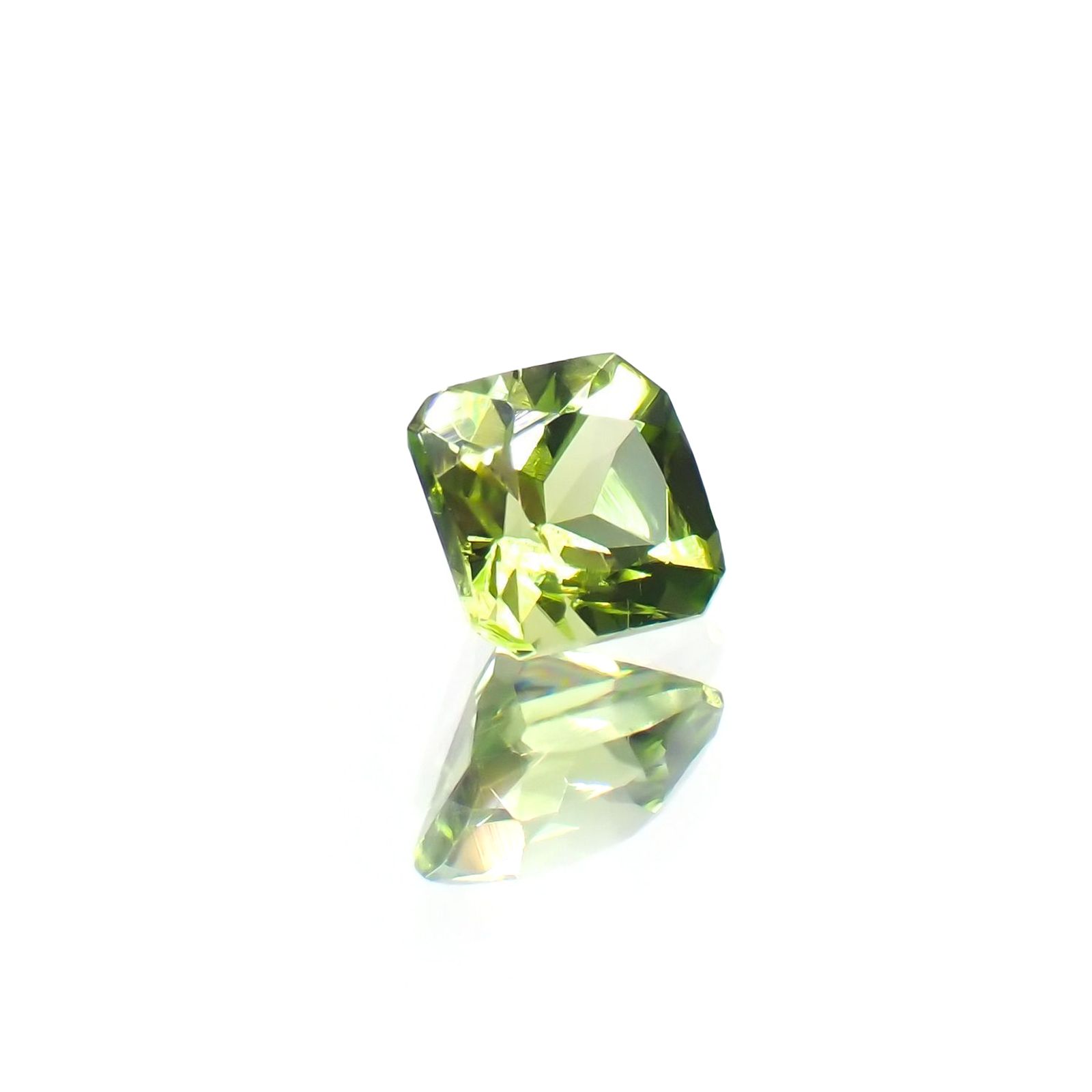 ペリドット(宝石名ペリドット) パキスタン産 識別済 0.76ct / 5.1x5mm前後 [260713489]
