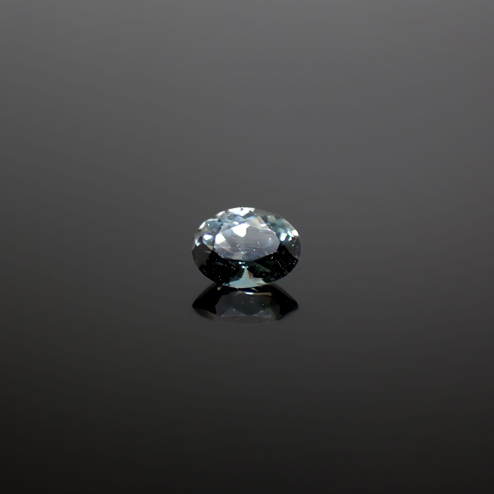 サファリン スリランカ産 0.17ct / 3.9x3mm前後 [260432047]