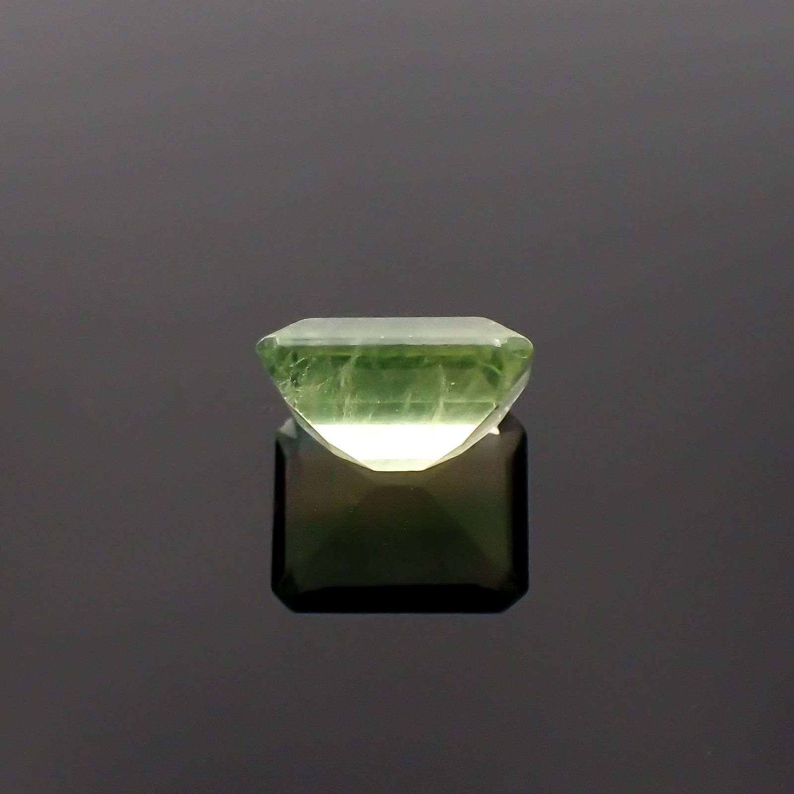 バイカラーフローライト フルオレッセンス ブラジル産 3.57ct[230722974]9.8x8mm前後