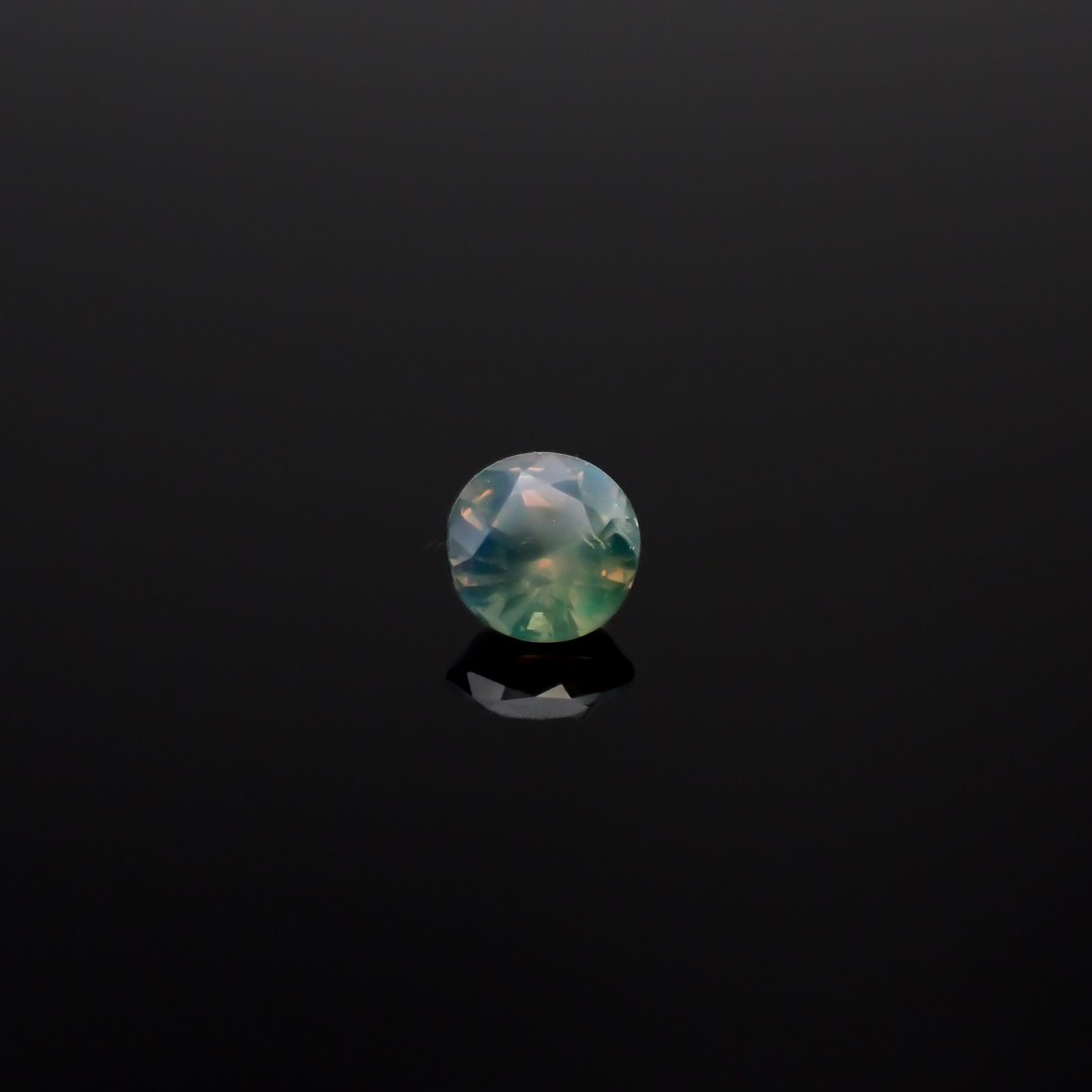 アレキサンドライトキャッツアイ ブラジル・ミナスジェライス州ヘマチタ鉱山産 0.15ct[240527431]3.2x3.2mm前後